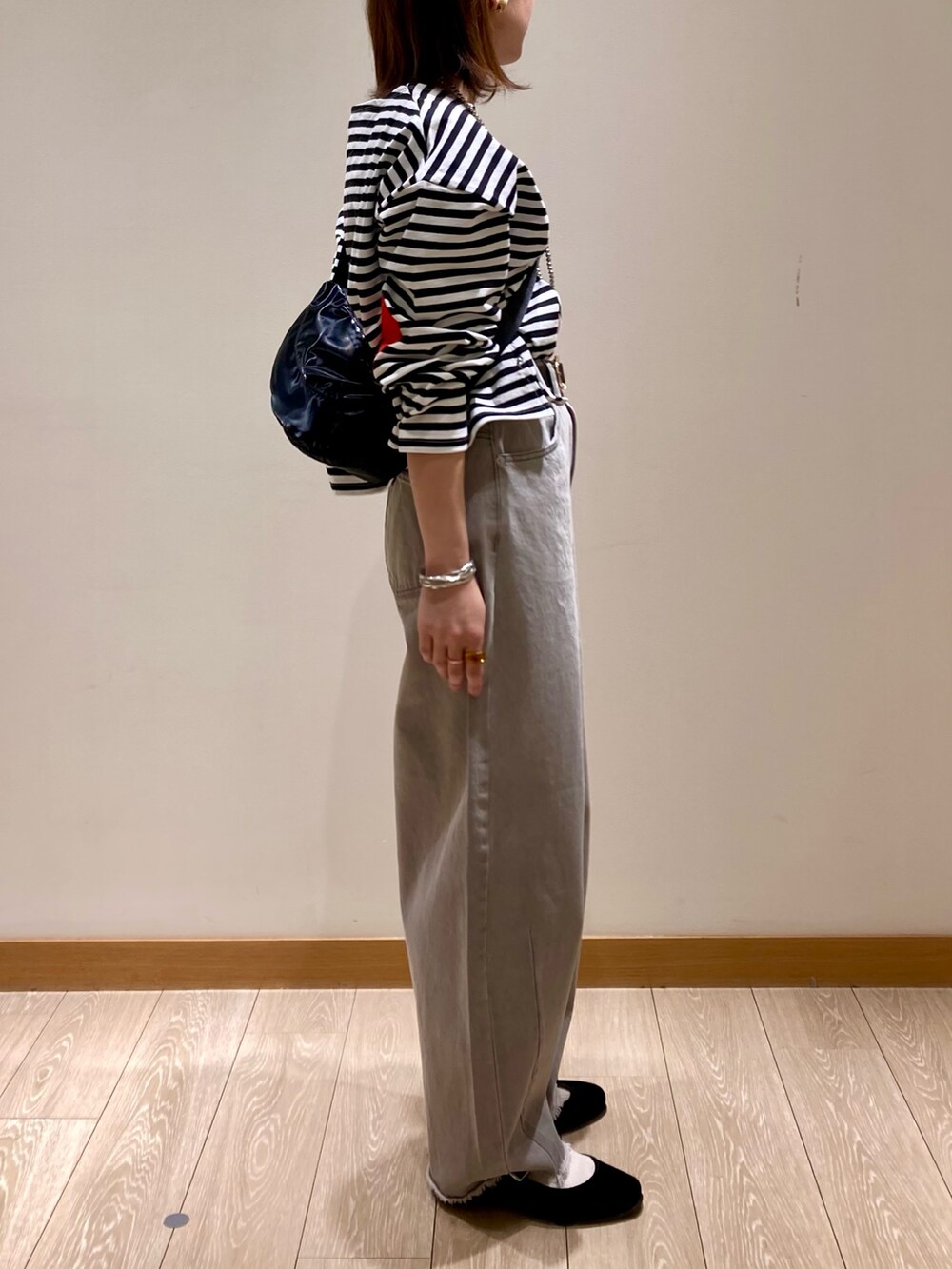 「ボーダー、休日スタイル、春服、デニム、150cm台コーデ、大人かわいい、パンツスタイル、カーブパンツ、ハート、カットソー、ショルダーバッグ、低身長、着回しコーデ、ブラック、ロングネックレス」｜「fredy emueのボーダーハートパッチプルオーバー（Tシャツ/カットソー、ブラック系）」を使った、ishiさん（レディース・154cm）の春コーディネートの3枚目の写真