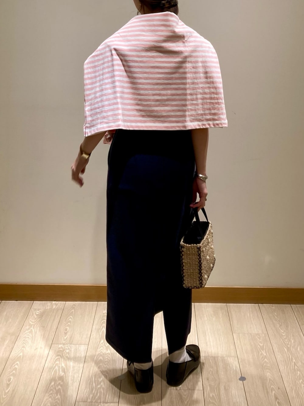 「春色、休日スタイル、ボーダー、お出かけコーデ、ボーダートップス、タイトスカート、ミッキー、スカート、Tシャツ、着回しコーデ、ピンク、かごバッグ、ディズニー、GOOD ROCK SPEED、オトナカジュアル」|「fredy emueのブークレ―ナロースカート(スカート、ブルー系)」を使った、ishiさん(レディース・154cm)の春コーディネートの5枚目の写真