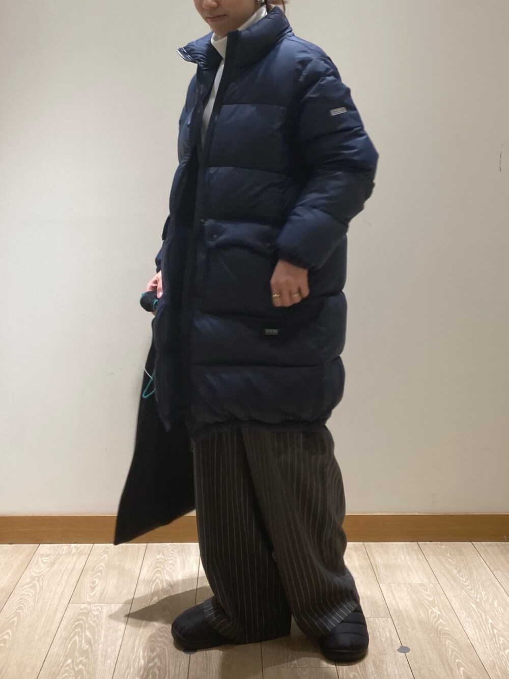 「冬アウター、休日スタイル、ロングコート、お出かけコーデ、コート、タートルネック、シンプルコーデ、冬ファッション、オトナカジュアル、低身長、ラクチンコーデ、SUBU、TAION、ダウン、ダウンコート」｜「TAIONの【別注】【TAION×fredy emue】ボリュームダウンコート（ダウンジャケット/コート、ブルー系）」を使った、ishiさん（レディース・154cm）の冬コーディネートの2枚目の写真