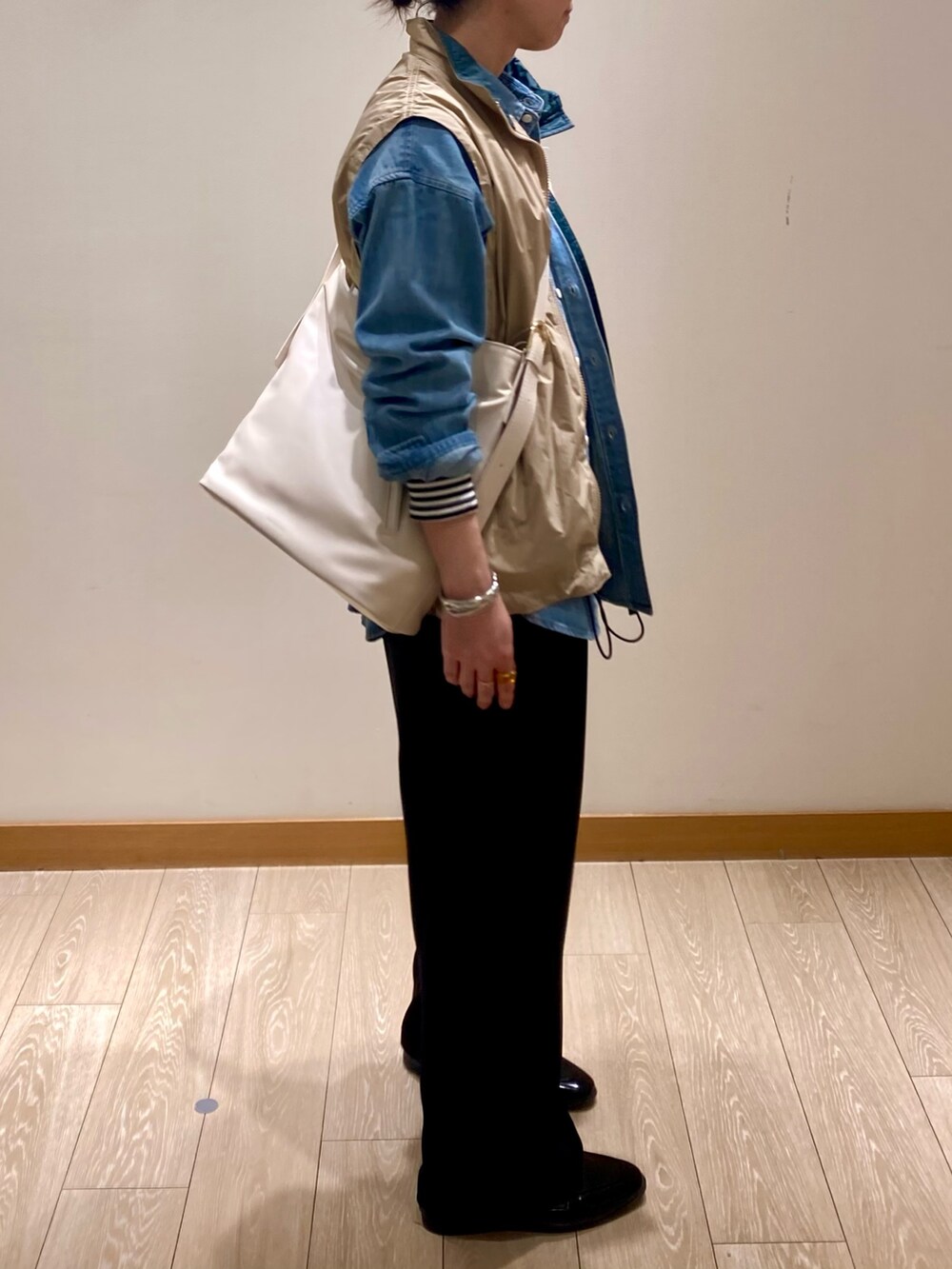 「春コーデ、大人カジュアル、休日スタイル、デニムシャツ、お出かけコーデ、ショルダーバッグ、パンツコーデ、シャツスタイル、スラックス、おでかけコーデ、ベージュ、デニム、着回しコーデ、低身長、ベスト」|「fredy emueのデニムBASICシャツ(シャツ/ブラウス、ブルー系)」を使った、ishiさん(レディース・154cm)の春コーディネートの4枚目の写真