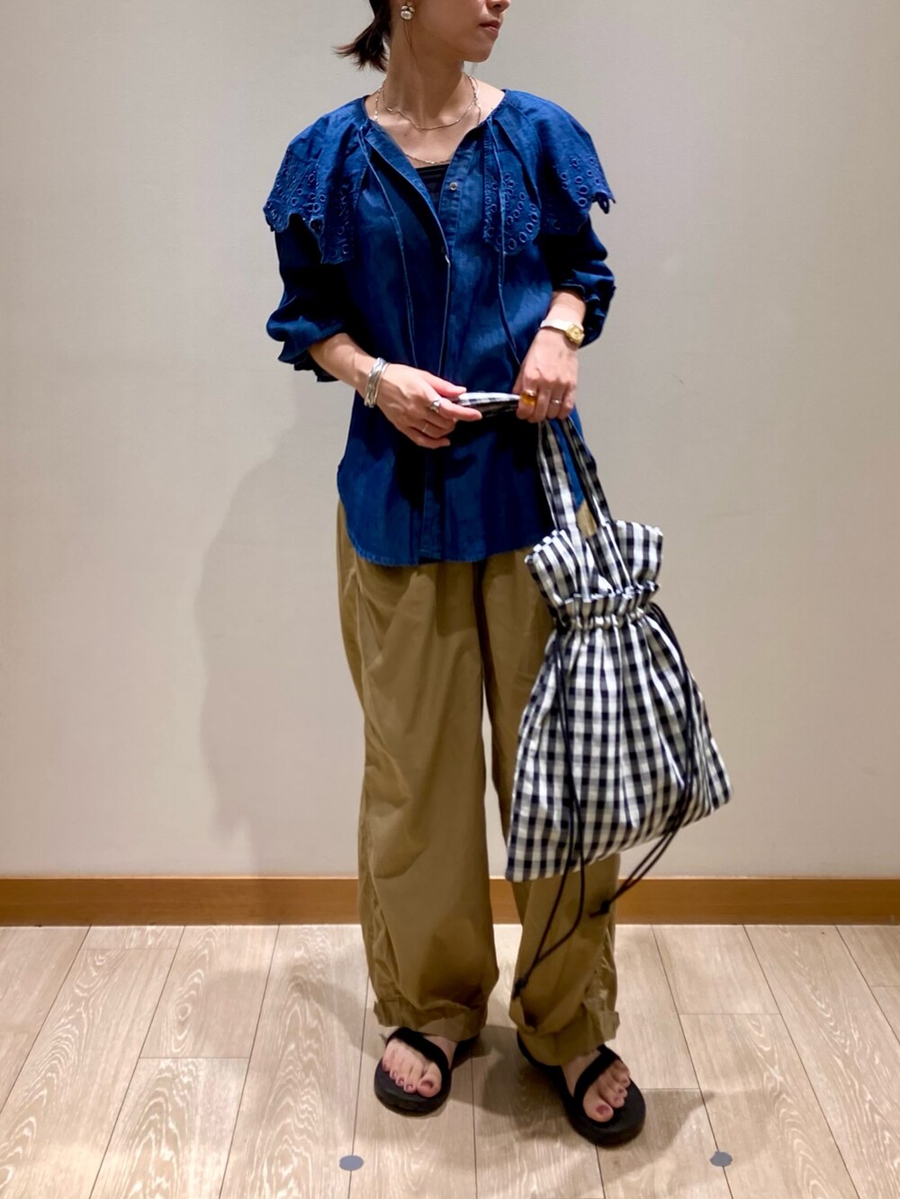 ブルー系のシャツ/ブラウス、ベージュ系のその他パンツ、ホワイト系のトートバッグを着用したレディースの夏コーディネートの2枚目の写真