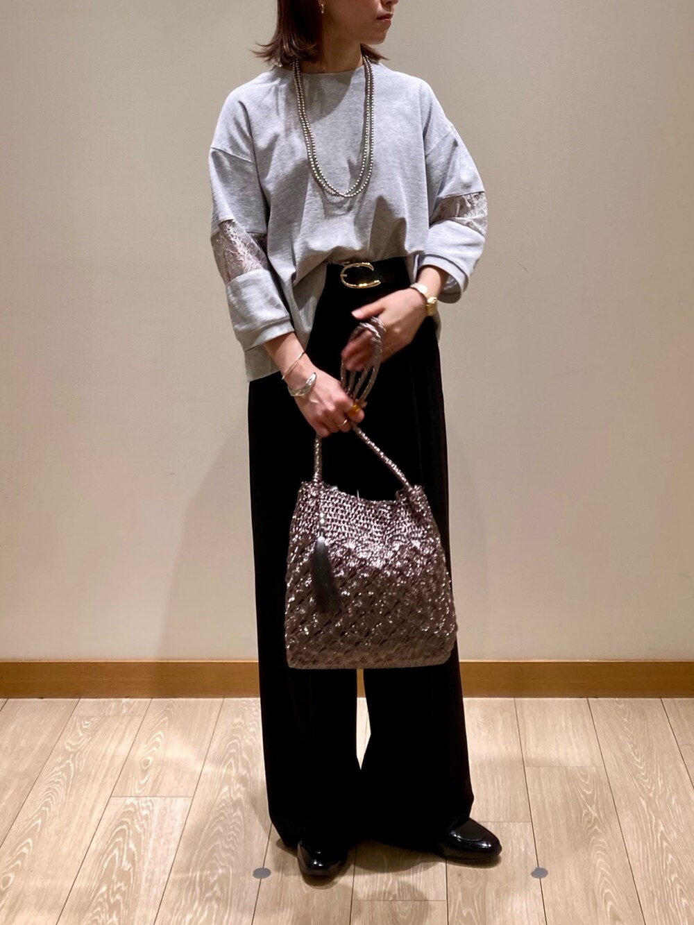 「大人カジュアル、お出かけコーデ、春夏コーデ、シンプルコーデ、オトナカジュアル、春、ブラック、レース、プルオーバー、カットソー、グレー、バッグ、パンツスタイル、着回しコーデ、低身長」|「fredy emueのCバックルベルト(ベルト、ブラック系)」を使った、ishiさん(レディース・154cm)の春コーディネートの2枚目の写真