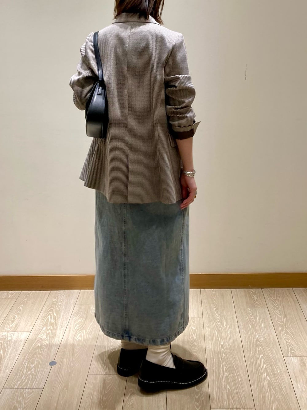 ブルー系のワンピース、ブラック系のショルダーバッグ、ブラック系のその他シューズを着用したレディースの春コーディネートの5枚目の写真