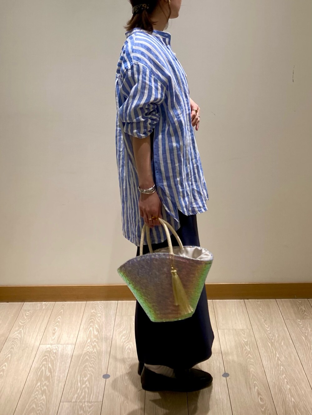 「淡色コーデ、春色、休日スタイル、大人カジュアル、シンプルスタイル、リネン、リネンシャツ、ストライプ、スカート、着回しコーデ、低身長、かごバッグ、ミッキー、Tシャツ、レイヤードスタイル」｜「fredy emueのスパンコールカゴバッグ（かごバッグ、ホワイト系）」を使った、ishiさん（レディース・154cm）の春コーディネートの4枚目の写真