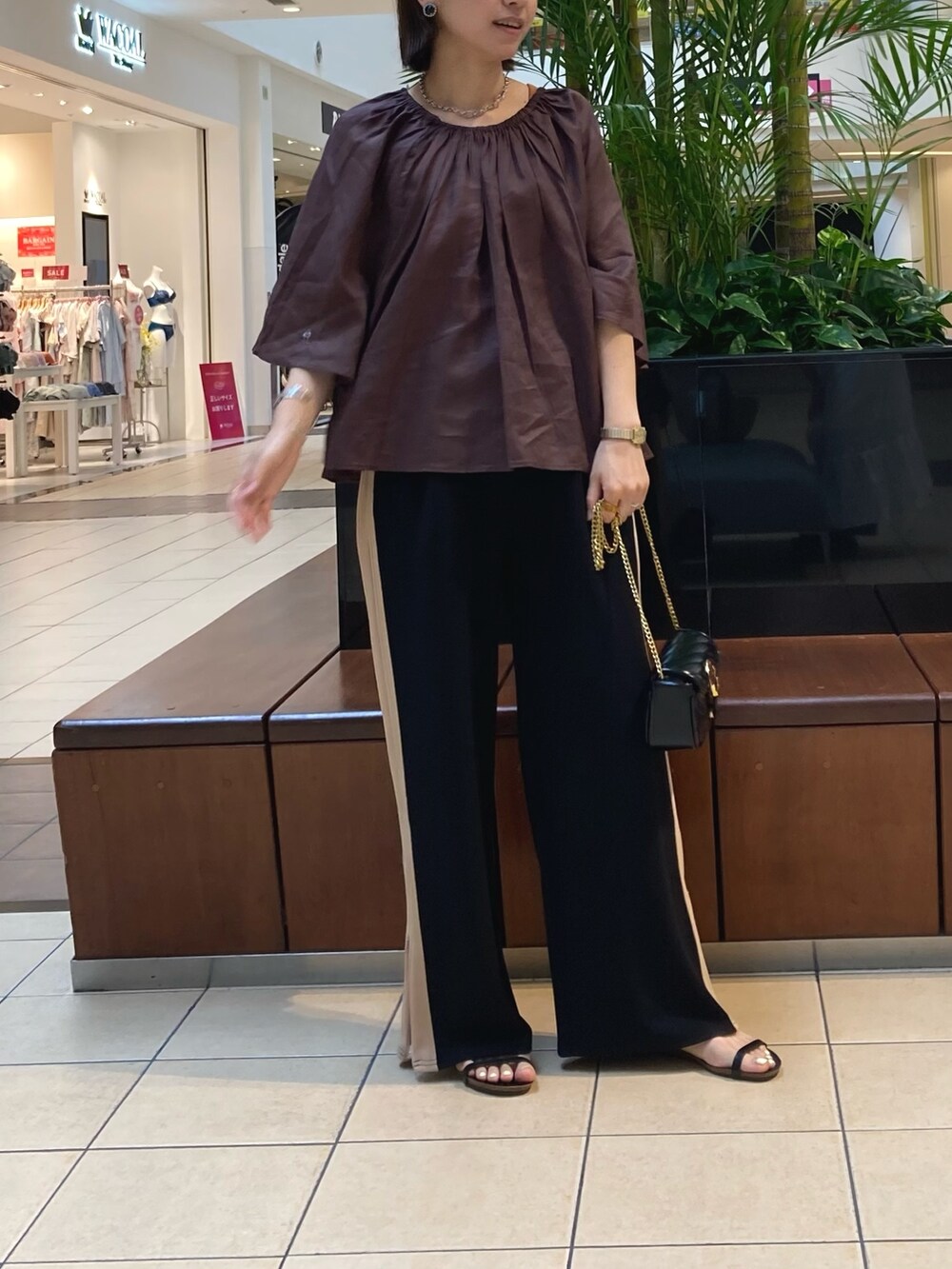 ブラック系のその他パンツ、ブラウン系のシャツ/ブラウス、ブラック系のショルダーバッグを着用したレディースの夏コーディネートの2枚目の写真