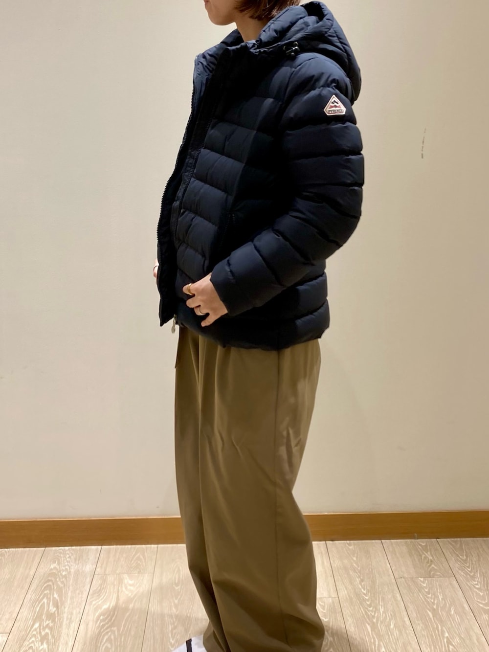 ブラック系のダウンジャケット/コート、ブルー系のシャツ/ブラウスを着用したレディースの秋コーディネートの3枚目の写真