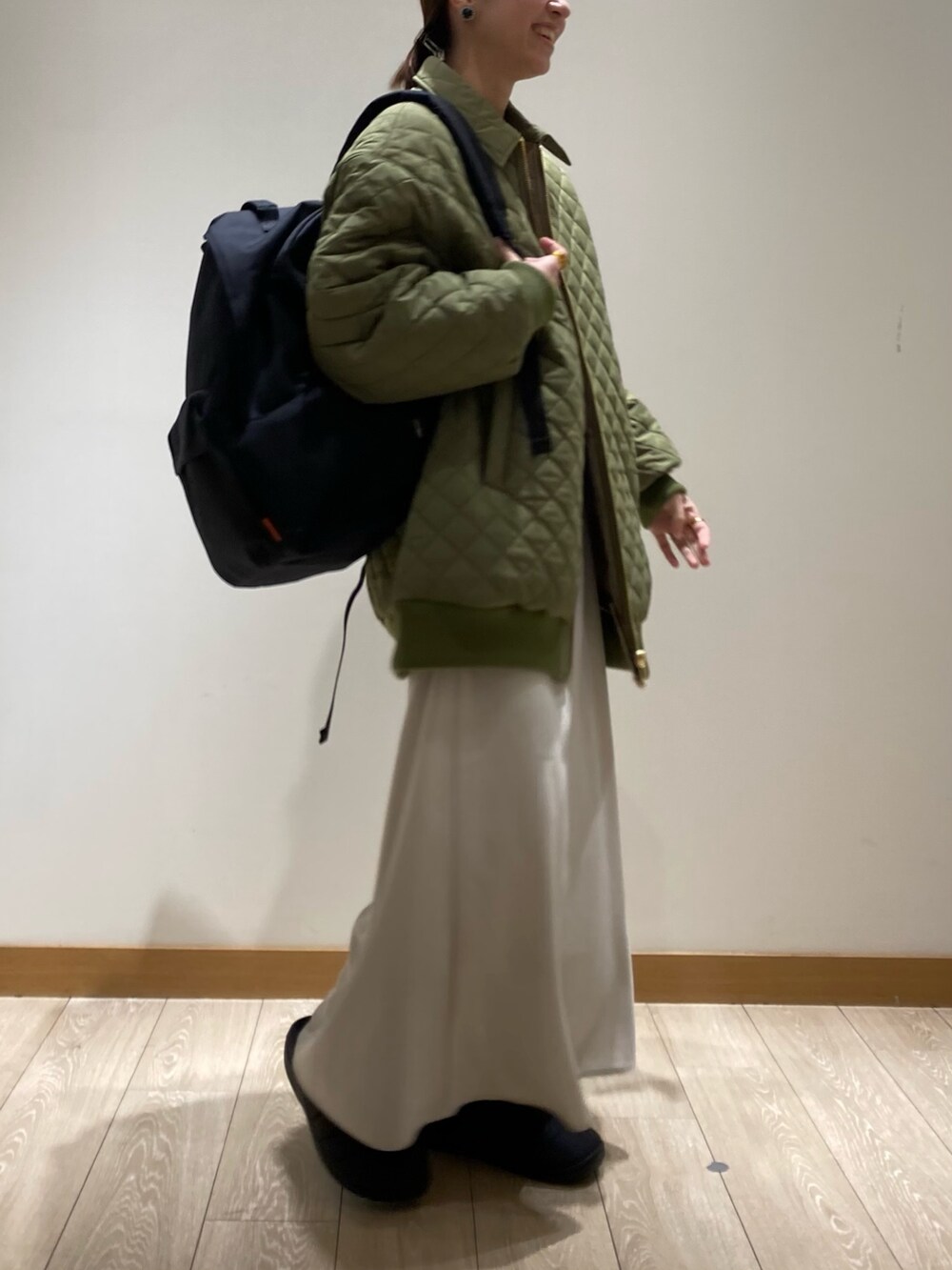 「冬コーデ、キルティング、冬アウター、カーキ、カーディガン、スカート、SUBU、リュック、オトナカジュアル、お出かけコーデ、オーバーサイズ、低身長、カジュアルコーデ、ラクチンコーデ、コート」｜「UNIVERSAL OVERALLの【UNIVERSAL OVERALL/ユニバーサルオーバーオール】キルトジップブルゾン（ブルゾン、グリーン系）」を使った、ishiさん（レディース・154cm）の秋コーディネートの3枚目の写真