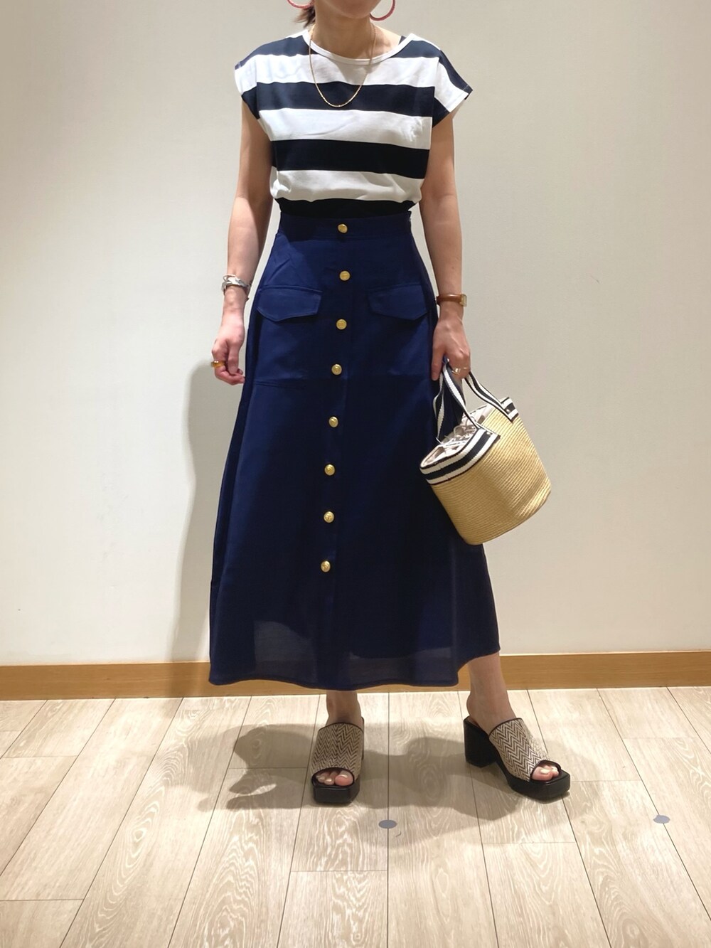「ボーダー、シンプルコーデ、休日コーデ、夏コーデ、低身長、ショート丈トップス、大人女子、初夏コーデ、フレアスカート、スカート、かごバッグ、Tシャツ、サンダル、マリン、オフィスカジュアル」｜「fredy emueのテープハンドルPPブレードバッグ（トートバッグ、ベージュ系）」を使った、ishiさん（レディース・154cm）の春コーディネートの2枚目の写真