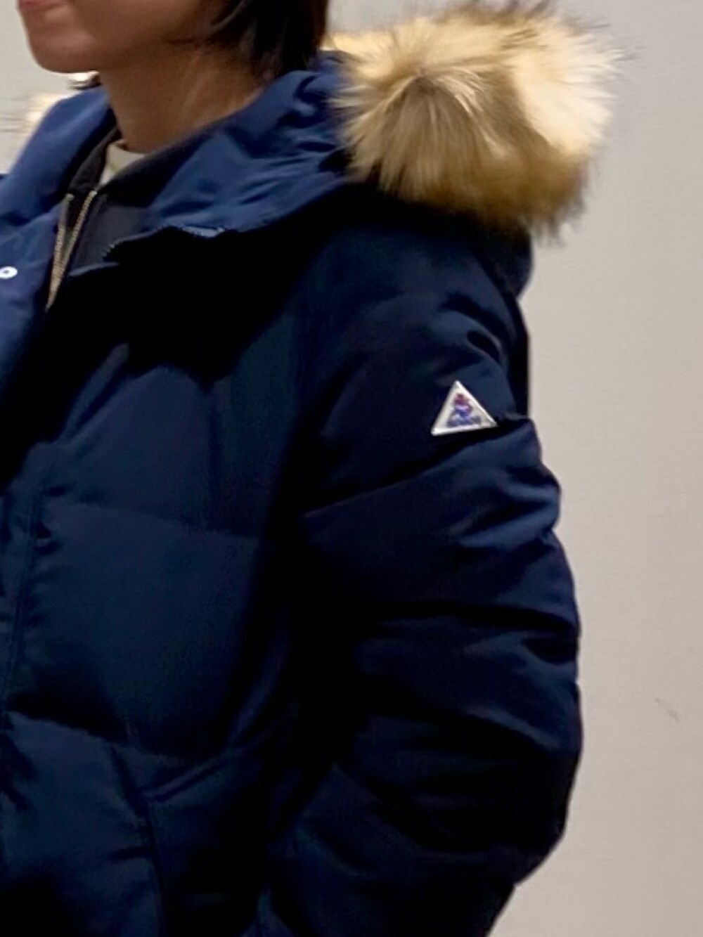 ブルー系のダウンジャケット/コート、ホワイト系のスカート、グレー系のスウェットを着用したレディースの冬コーディネートの7枚目の写真