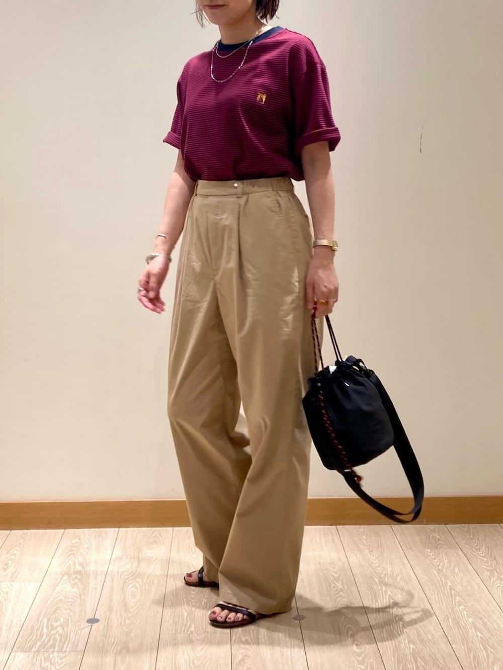 「カラーコーデ、テーマパークコーデ、シンプルコーデ、夏コーデ、お出かけコーデ、ボーダー、夏、ラクチンコーデ、ユニセックス、Tシャツ、ママコーデ、パンツスタイル、ベージュ、ベージュパンツ、MEI」｜「MEIの【MEI/メイ】イージードロストキンチャクショルダーバッグ（ショルダーバッグ、ブラック系）」を使った、ishiさん（レディース・154cm）の夏コーディネートの7枚目の写真