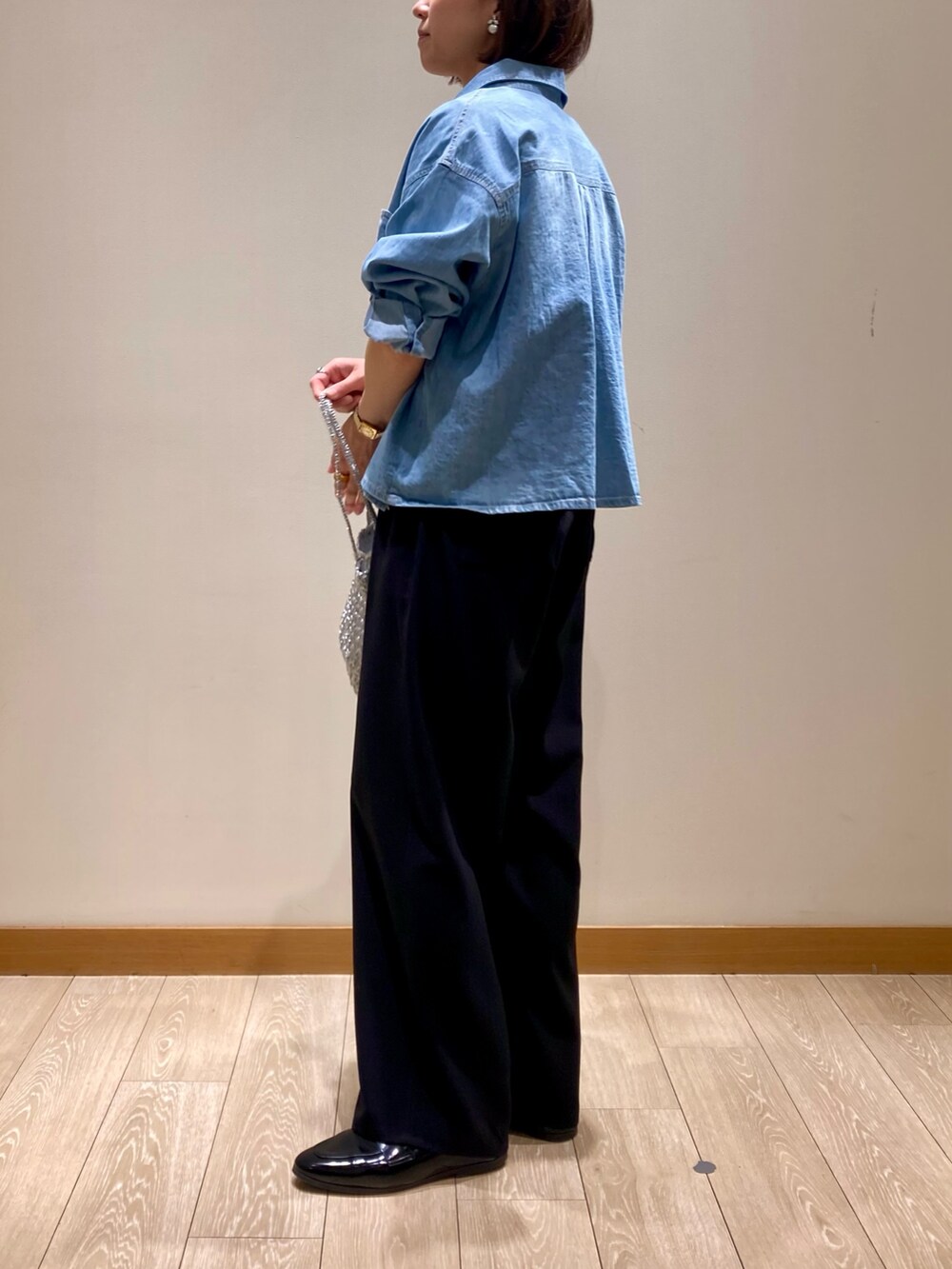 「レイヤードスタイル、ワイドパンツ、シャツスタイル、シンプルコーデ、きれいめカジュアル、休日スタイル、デニム、お出かけコーデ、低身長コーデ、楽チンコーデ、デニムシャツ、ハート、着回しコーデ、ショート丈、ボーダー」｜「fredy emueのドライスラブストレートイージーパンツ（その他パンツ、ブラック系）」を使った、ishiさん（レディース・154cm）の春コーディネートの6枚目の写真