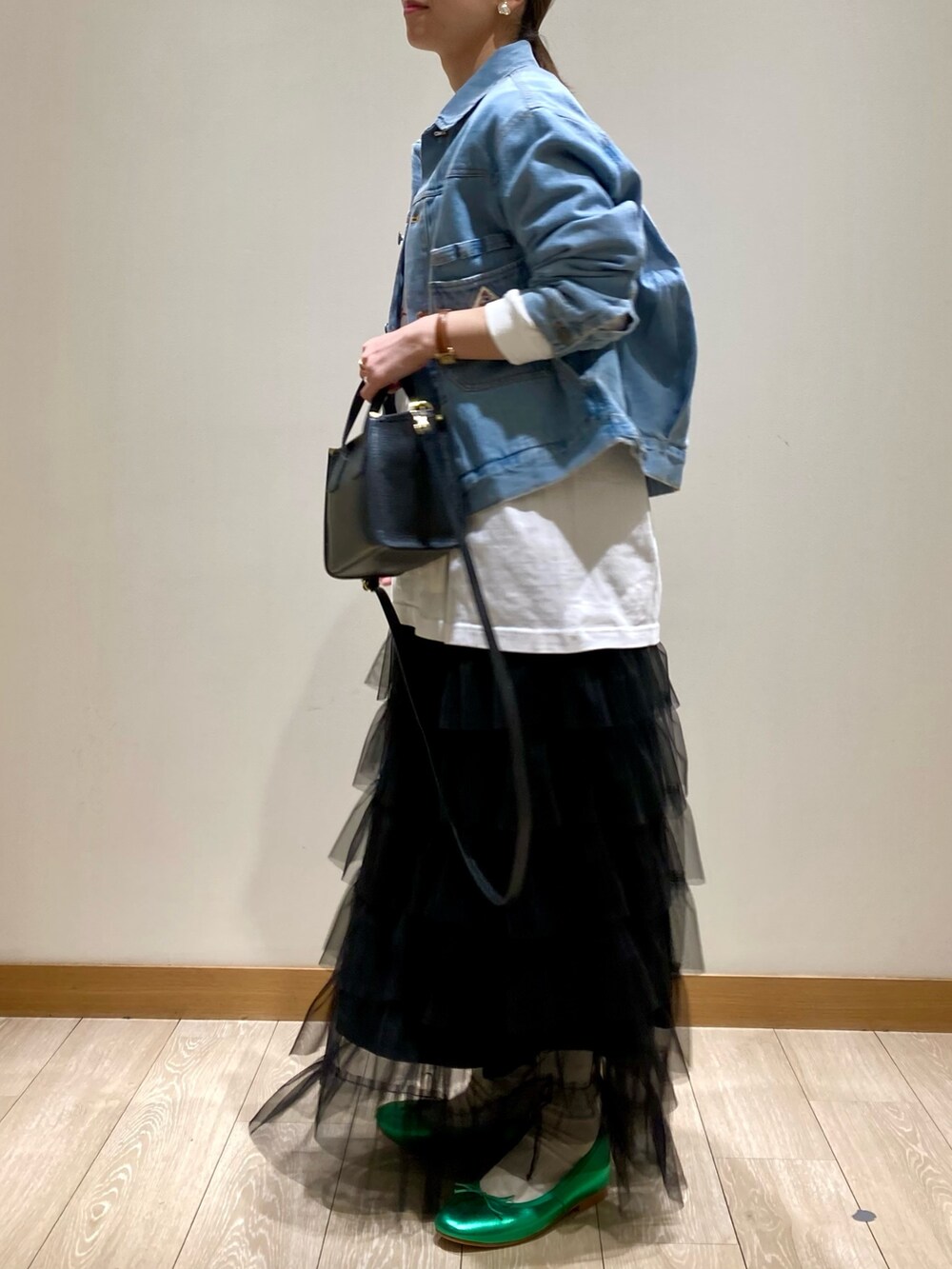 「春コーデ、春服みてみて、レイヤードスタイル、お出かけコーデ、ジャケットスタイル、デニム、春アウター、オトナカジュアル、春、デニムジャケット、ミッキー、GEVACO、チュールスカート、ユニセックス、スカート」｜「fredy emueのチュールティアードスカート（スカート、ブラック系）」を使った、ishiさん（レディース・154cm）の春コーディネートの5枚目の写真