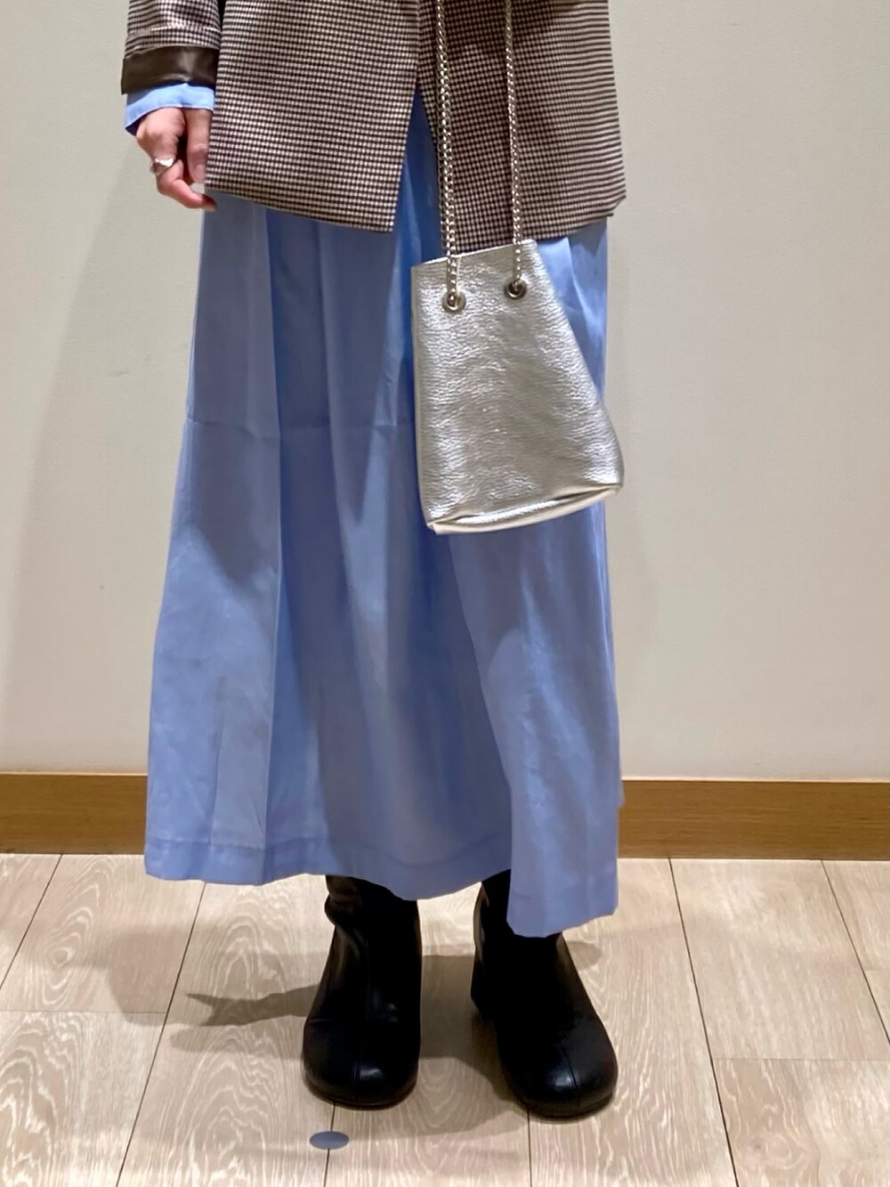 シルバー系のショルダーバッグ、ブルー系のワンピース、ベージュ系のノーカラージャケットを着用したレディースの春コーディネートの9枚目の写真