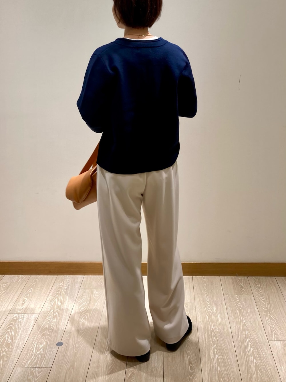 「レイヤードスタイル、カーディガン、ショルダーバッグ、お出かけコーデ、ミッキー、着回しコーデ、パンツスタイル、ホワイト、ネイビー、低身長、羽織り、秋冬コーデ、大人カジュアル、ニットカーディガン、休日スタイル」｜「fredy emueのとろみwarmストレートイージーパンツ（その他パンツ、ホワイト系）」を使った、ishiさん（レディース・154cm）の秋コーディネートの5枚目の写真