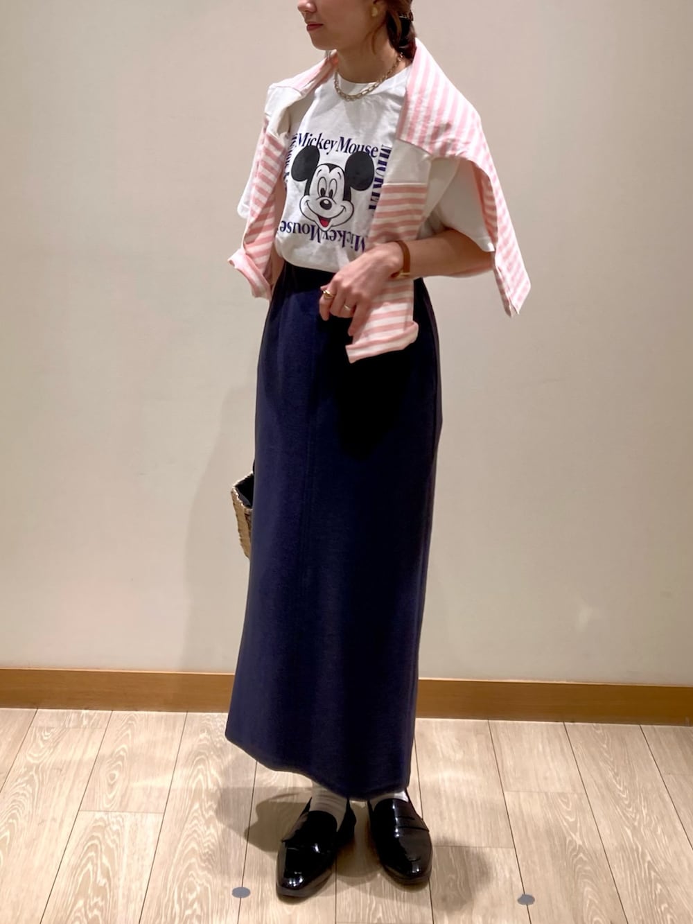 「春色、休日スタイル、ボーダー、お出かけコーデ、ボーダートップス、タイトスカート、ミッキー、スカート、Tシャツ、着回しコーデ、ピンク、かごバッグ、ディズニー、GOOD ROCK SPEED、オトナカジュアル」|「fredy emueのブークレ―ナロースカート(スカート、ブルー系)」を使った、ishiさん(レディース・154cm)の春コーディネートの9枚目の写真