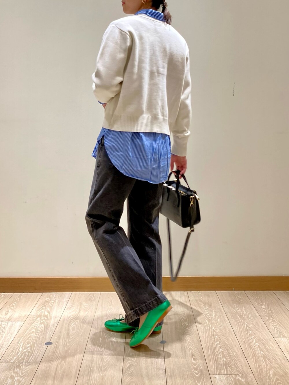 グリーン系のバレエシューズ、ブラック系のトートバッグ、ブラック系のデニムパンツを着用したレディースの冬コーディネートの4枚目の写真