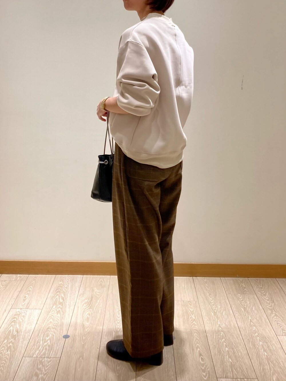 「ブラウン、ハイネック、着回しコーデ、チェック、休日スタイル、冬コーデ、きれいめカジュアル、お出かけコーデ、ママファッション、パンツスタイル、秋服、低身長、シンプルコーデ、GEVACO、ミニバッグ」｜「GEVACOの【GEVACO/ゲバコ】TRイージーウエストパンツ（その他パンツ、ベージュ系）」を使った、ishiさん（レディース・154cm）の秋コーディネートの6枚目の写真