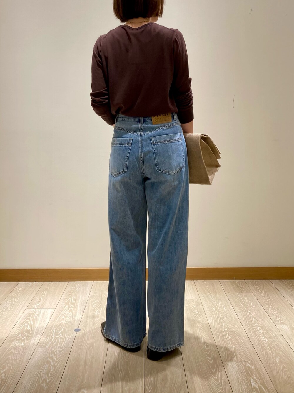 「ワイドパンツ、シンプルコーデ、きれいめカジュアル、休日スタイル、デニム、シアートップス、お出かけコーデ、低身長コーデ、デートコーデ、オトナカジュアル、カーディガン、ブラウン、パンツスタイル、夏コーデ、着回しコーデ」｜「fredy emueのドロストセミワイドデニムパンツ（デニムパンツ、ブルー系）」を使った、ishiさん（レディース・154cm）の春コーディネートの6枚目の写真