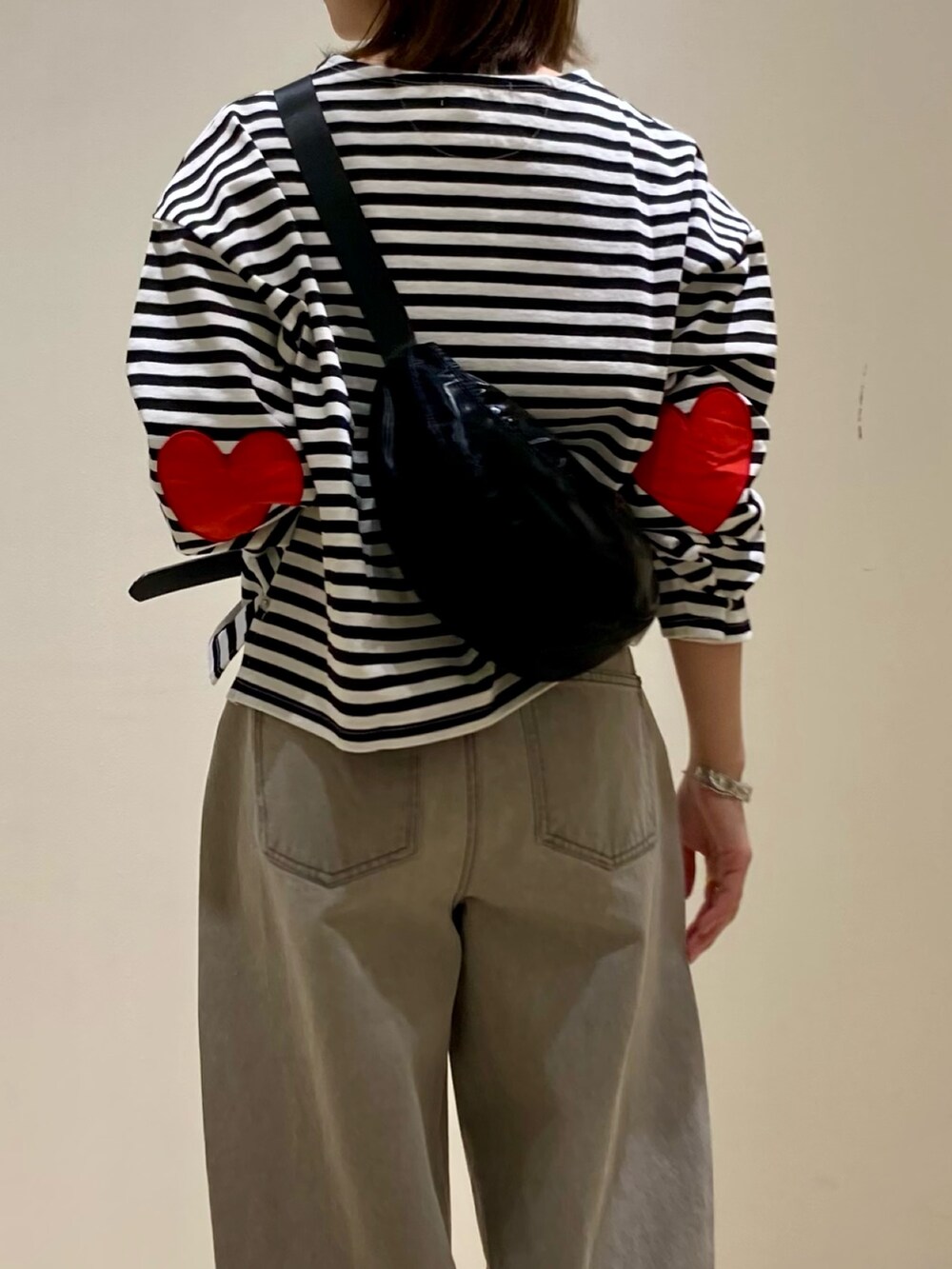 「ボーダー、休日スタイル、春服、デニム、150cm台コーデ、大人かわいい、パンツスタイル、カーブパンツ、ハート、カットソー、ショルダーバッグ、低身長、着回しコーデ、ブラック、ロングネックレス」｜「fredy emueのボーダーハートパッチプルオーバー（Tシャツ/カットソー、ブラック系）」を使った、ishiさん（レディース・154cm）の春コーディネートの9枚目の写真