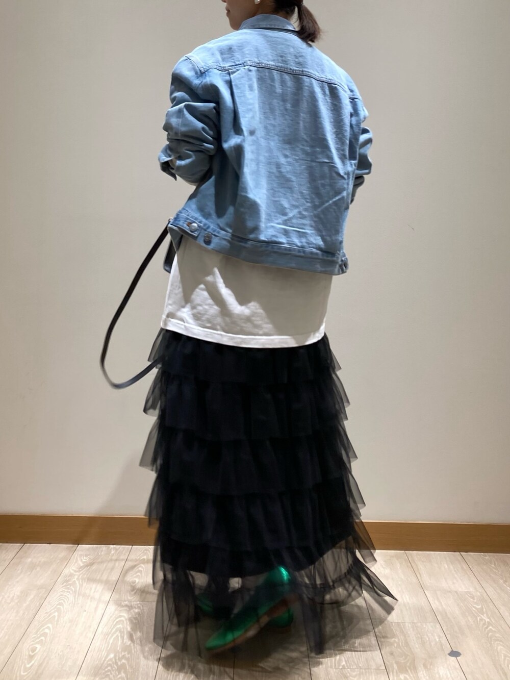 「春コーデ、春服みてみて、レイヤードスタイル、お出かけコーデ、ジャケットスタイル、デニム、春アウター、オトナカジュアル、春、デニムジャケット、ミッキー、GEVACO、チュールスカート、ユニセックス、スカート」｜「fredy emueのチュールティアードスカート（スカート、ブラック系）」を使った、ishiさん（レディース・154cm）の春コーディネートの4枚目の写真