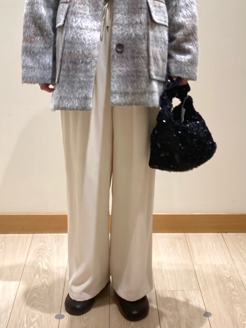 「冬コーデ、冬アウター、あったかコーデ、パンツスタイル、お出かけコーデ、きれいめカジュアル、アウターコーデ、ブーツスタイル、パンツコーデ、低身長コーデ、チェック、ホワイト、ホワイトパンツ、着回しコーデ、シャギー」｜「fredy emueのシャギーチェックステンカラーコート（ステンカラーコート、ブラック系）」を使った、ishiさん（レディース・154cm）の冬コーディネートの9枚目の写真