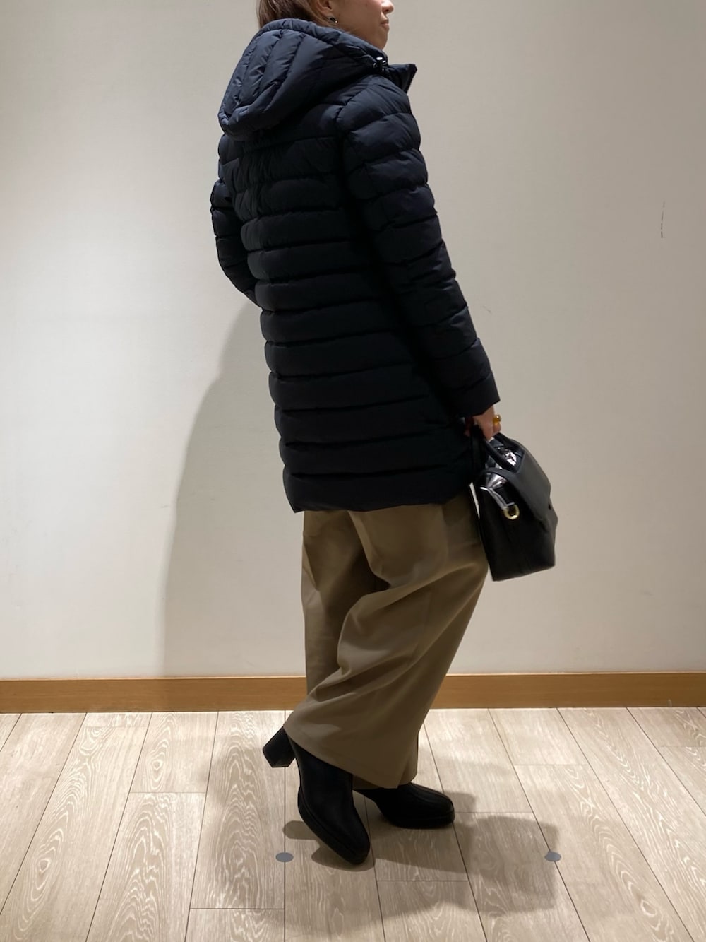 「冬コーデ、タートルネック、ブーツ、ダウンジャケット、冬アウター、休日スタイル、ロングコート、お出かけコーデ、コート、シンプルコーデ、低身長、ピレネックス、ダウン、ダウンコート、大人コーデ」｜「fredy emueのベルト付きタックスラックスパンツ（スラックス、ベージュ系）」を使った、ishiさん（レディース・154cm）の冬コーディネートの2枚目の写真