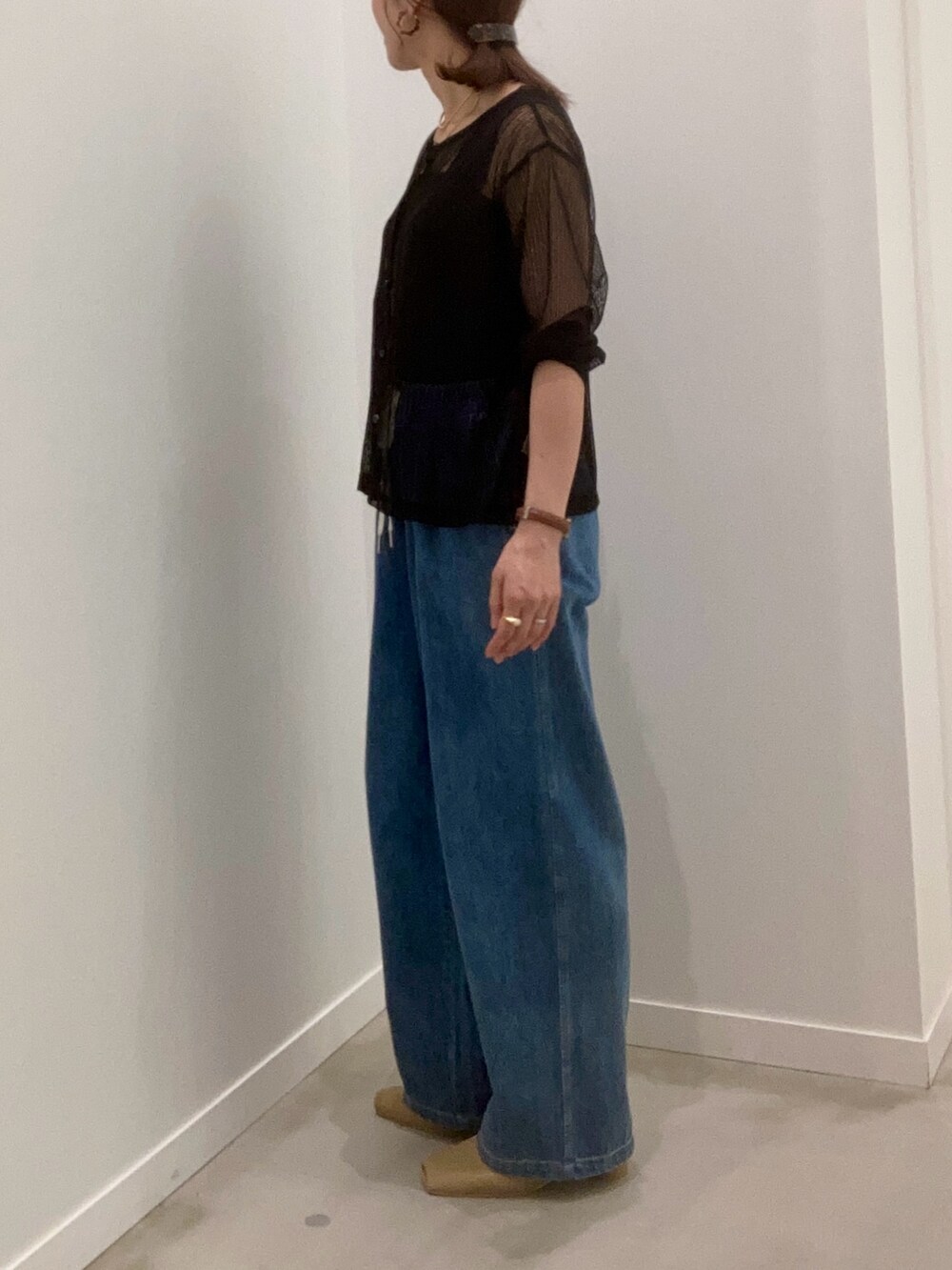 ブラック系のカーディガン/ボレロ、ブルー系のその他パンツ、ブラウン系のショルダーバッグを着用したレディースの夏コーディネートの5枚目の写真