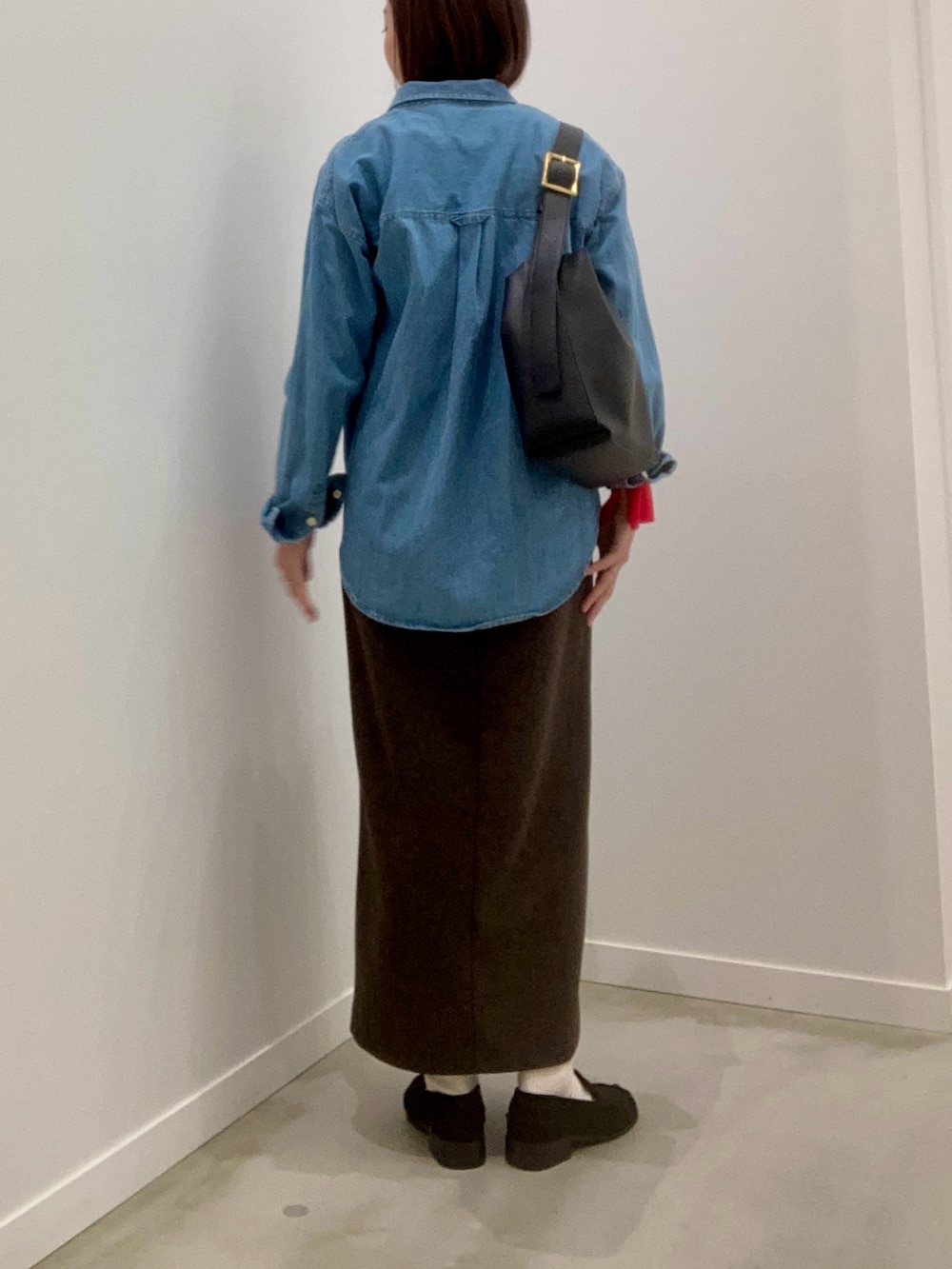 レッド系のニット/セーター、ブルー系のシャツ/ブラウス、ブラウン系のスカートを着用したレディースの冬コーディネートの5枚目の写真