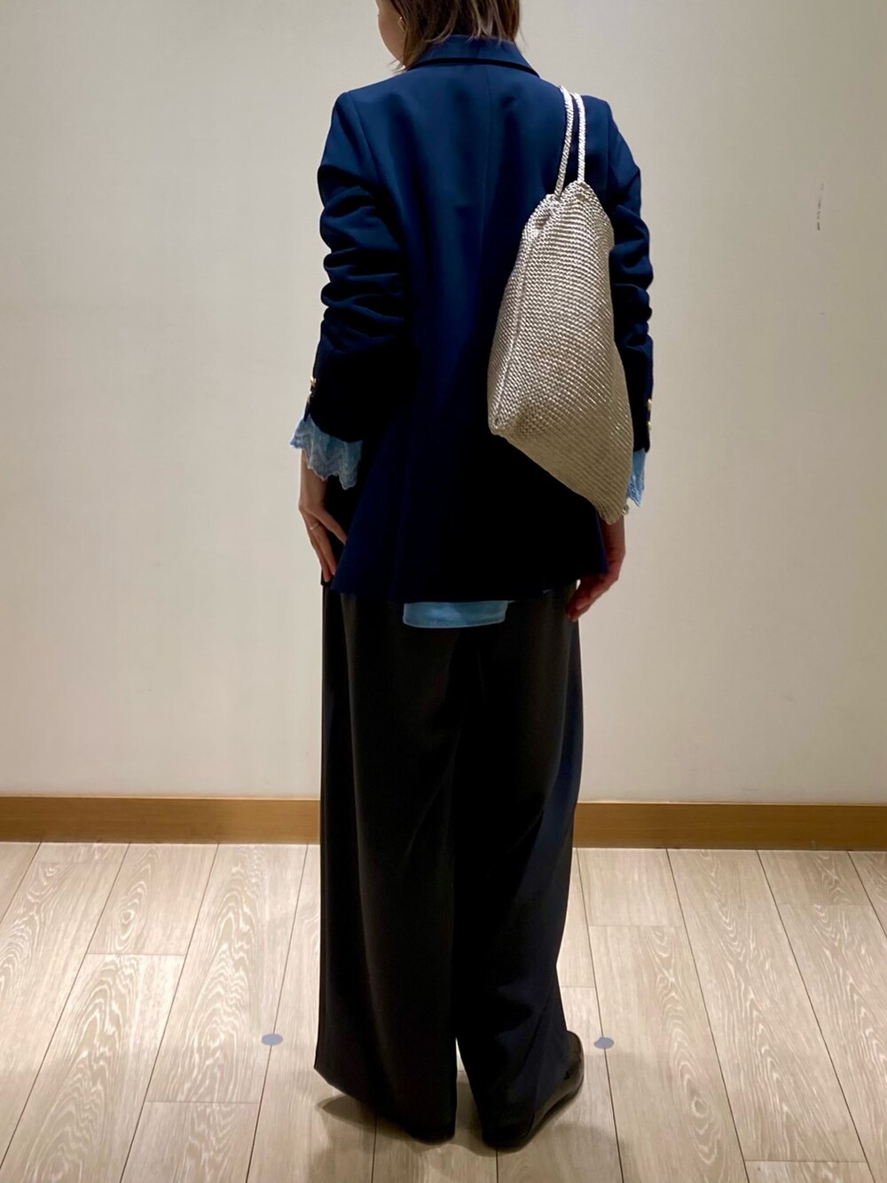 「春コーデ、大人カジュアルコーデ、パンツコーデ、春、30代コーデ、デニム、ブラウス、パンツスタイル、着回しコーデ、レース、ジャケット、ネイビー、ネイビー×グレー、ネイビージャケット、低身長」｜「fredy emueのデニム/無地袖レースバンドカラーブラウス（シャツ/ブラウス、ブルー系）」を使った、ishiさん（レディース・154cm）の春コーディネートの5枚目の写真
