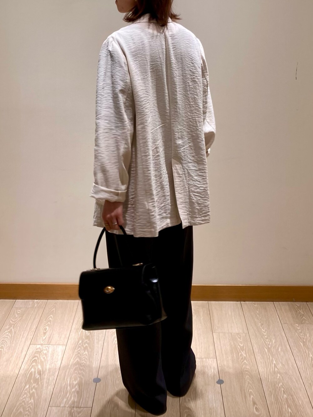 「休日スタイル、お出かけコーデ、ショルダーバッグ、ラクチンコーデ、着回しコーデ、キレイめコーデ、パンツスタイル、キレイめ、30代コーデ、ママファッション、ジャケットコーデ、低身長、テーラードジャケット、オフィスカジュアル、グレー」｜「fredy emueの《セットアップ対応》リネン混スラブツイルダブルジャケット（テーラードジャケット、ベージュ系）」を使った、ishiさん（レディース・154cm）の春コーディネートの5枚目の写真