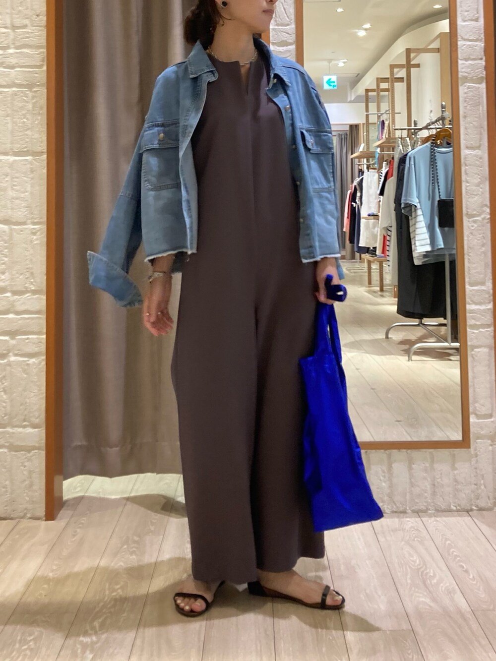 ブラウン系のつなぎ/オールインワン、ブラック系のサンダル、ブルー系のシャツ/ブラウスを着用したレディースの夏コーディネートの5枚目の写真