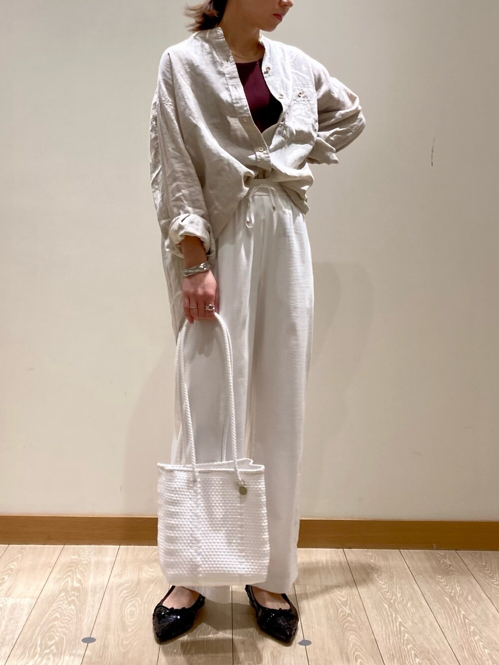 ホワイト系のその他パンツ、ブラック系のバレエシューズ、ベージュ系のシャツ/ブラウスを着用したレディースの春コーディネートの7枚目の写真