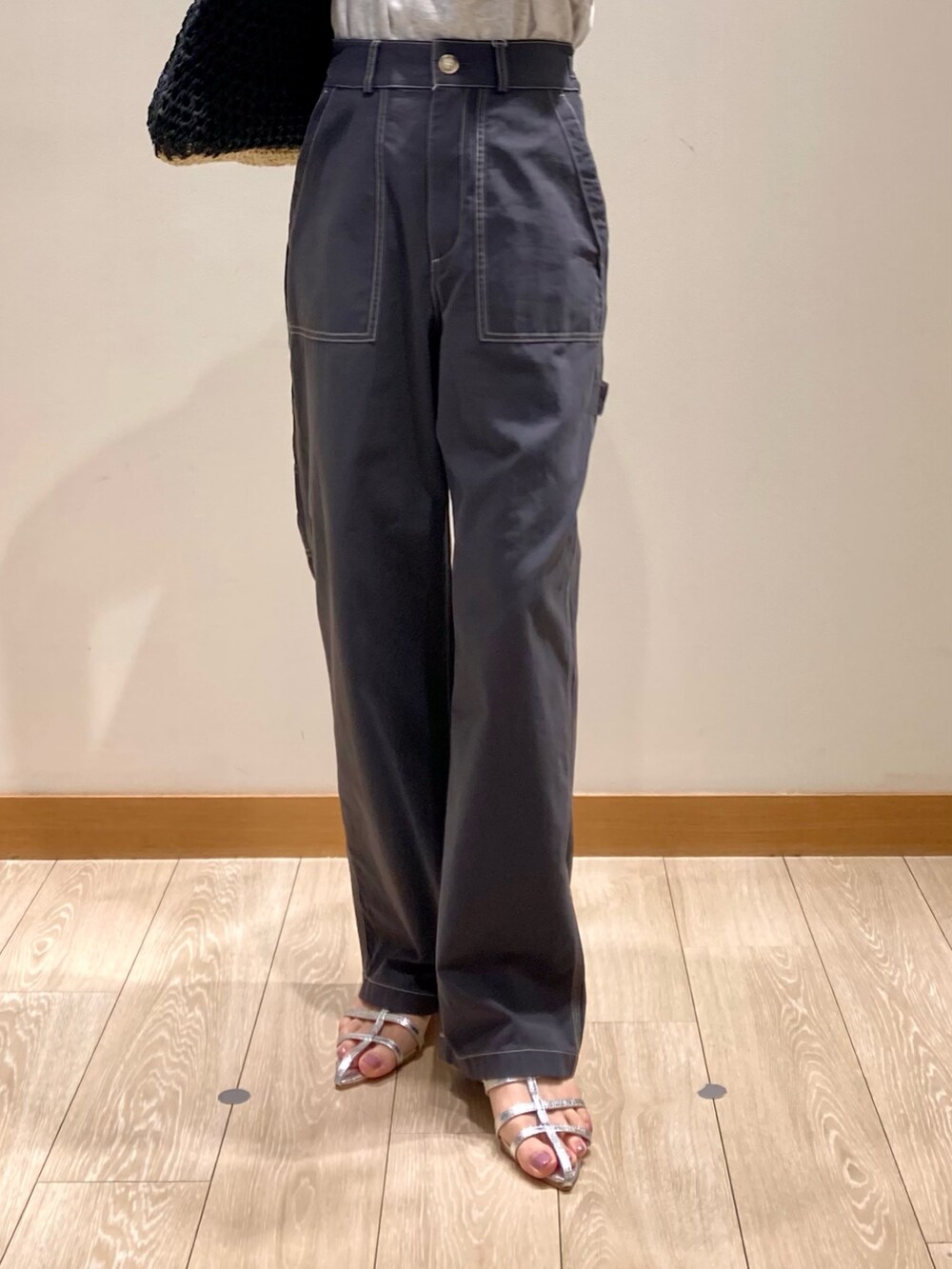「サンダル、シンプル、休日スタイル、オトナカジュアル、着回しコーデ、スウェット、パンツスタイル、グレー、かごバッグ、夏コーデ、ラクチンコーデ、フレディアンドグロスター、刺繍、ペインターパンツ」｜「fredy emueのコットンラチネペインターパンツ（その他パンツ、グレー系）」を使った、ishiさん（レディース・154cm）の夏コーディネートの10枚目の写真