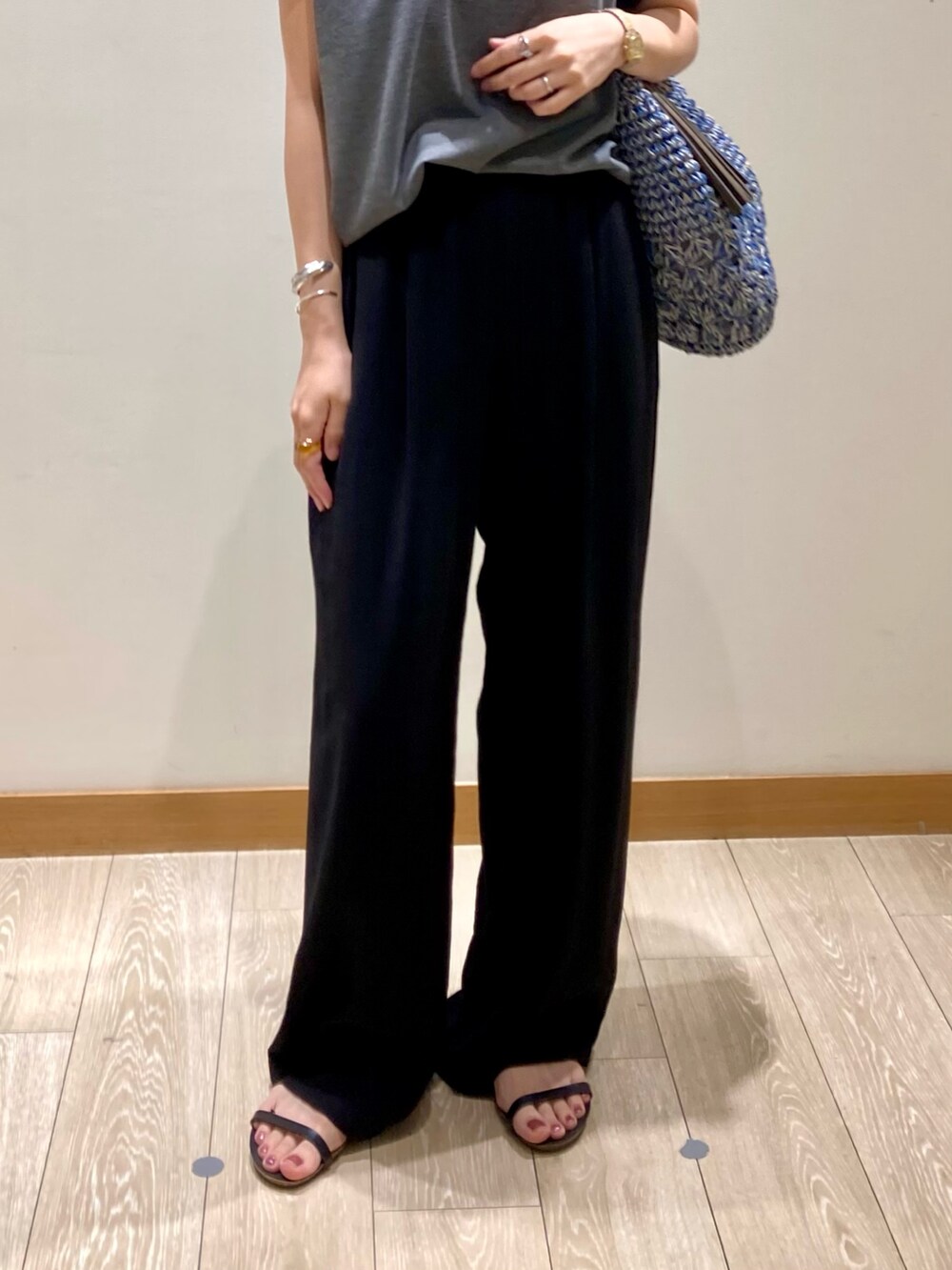 グレー系のTシャツ/カットソー、ブルー系のかごバッグ、ブラック系のその他パンツを着用したレディースの夏コーディネートの10枚目の写真