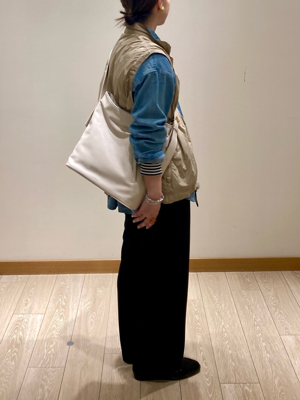 「春コーデ、大人カジュアル、休日スタイル、デニムシャツ、お出かけコーデ、ショルダーバッグ、パンツコーデ、シャツスタイル、スラックス、おでかけコーデ、ベージュ、デニム、着回しコーデ、低身長、ベスト」|「fredy emueのデニムBASICシャツ(シャツ/ブラウス、ブルー系)」を使った、ishiさん(レディース・154cm)の春コーディネートの5枚目の写真