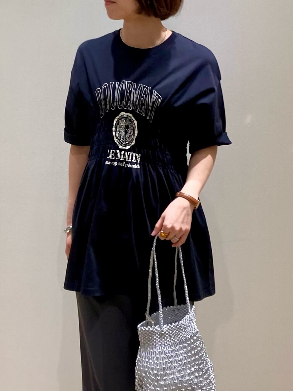 「ワイドパンツ、春夏コーデ、シンプルコーデ、休日スタイル、スニーカー、お出かけコーデ、低身長コーデ、シンプルスタイル、春服コーデ、カジュアルスタイル、スラックス、パンツスタイル、Tシャツ、ブラック、かごバッグ」｜「fredy emueのシャーリングロゴTシャツ（Tシャツ/カットソー、ブラック系）」を使った、ishiさん（レディース・154cm）の春コーディネートの10枚目の写真