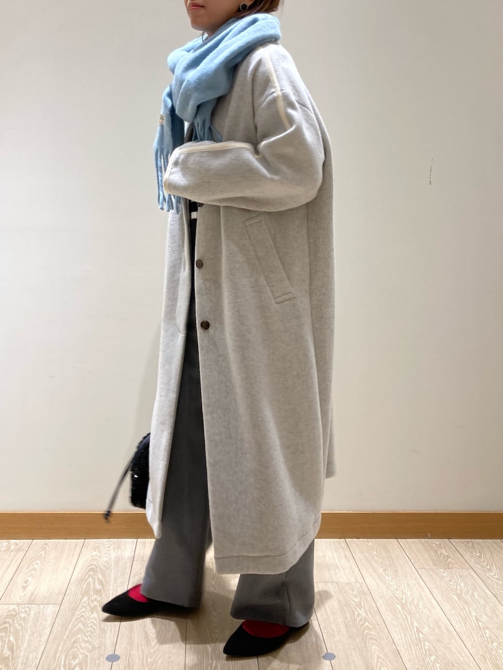 ブラック系のショルダーバッグ、ブラック系のニット/セーター、グレー系のその他パンツを着用したレディースの冬コーディネートの2枚目の写真