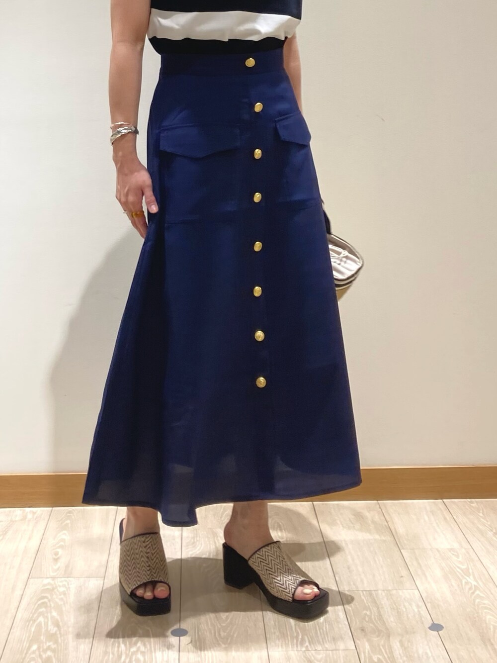 「ボーダー、シンプルコーデ、休日コーデ、夏コーデ、低身長、ショート丈トップス、大人女子、初夏コーデ、フレアスカート、スカート、かごバッグ、Tシャツ、サンダル、マリン、オフィスカジュアル」｜「fredy emueのテープハンドルPPブレードバッグ（トートバッグ、ベージュ系）」を使った、ishiさん（レディース・154cm）の春コーディネートの3枚目の写真