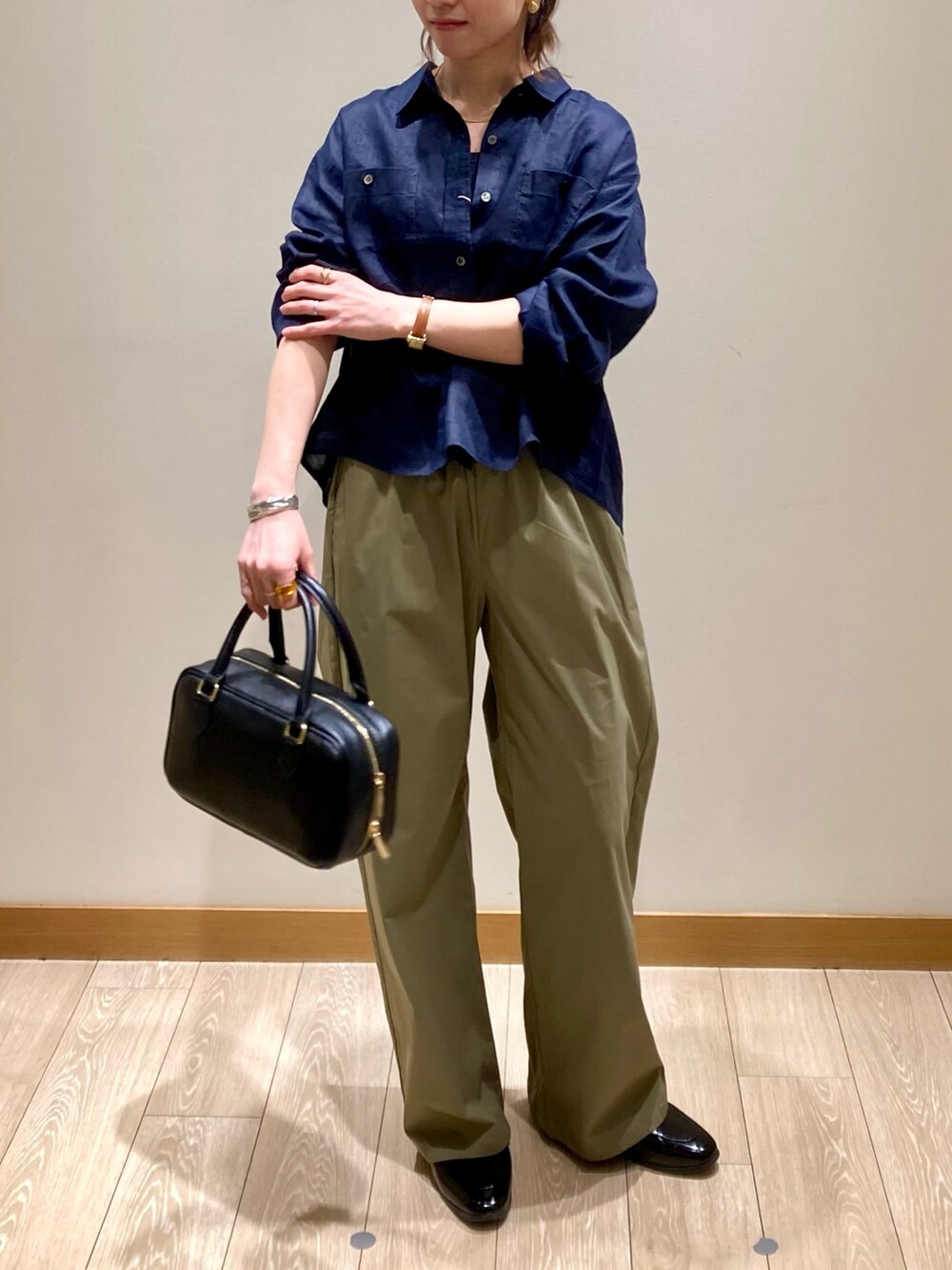 「休日スタイル、お出かけコーデ、ショルダーバッグ、大人カジュアル、着回しコーデ、カジュアルスタイル、ラクチンコーデ、シャツスタイル、ママファッション、リネン、リネンシャツ、ネイビー、カーキ、パンツスタイル、低身長」|「fredy emueのコットンナイロンストレッチセミワイドパンツ(その他パンツ、グリーン系)」を使った、ishiさん(レディース・154cm)の春コーディネートの3枚目の写真