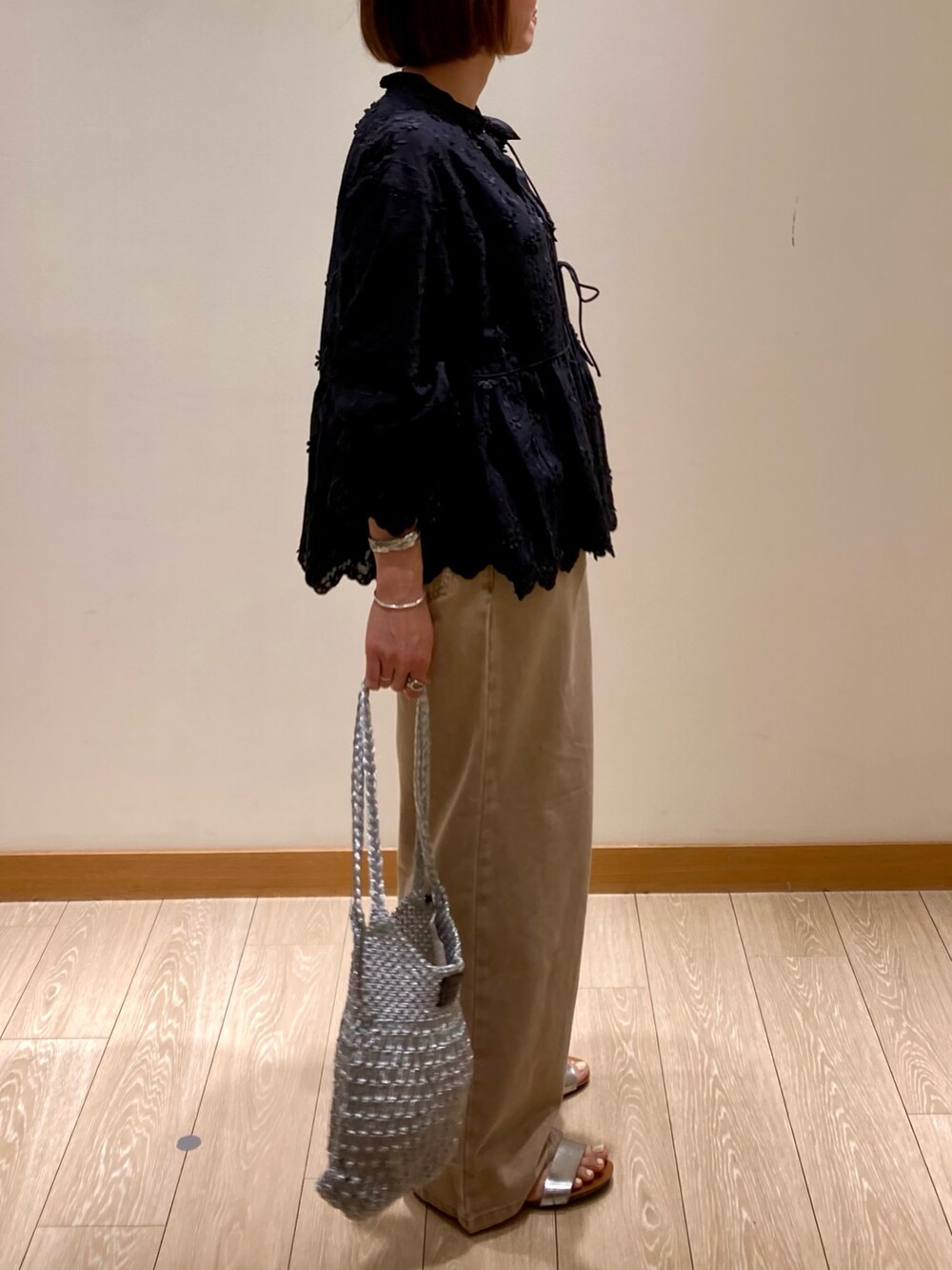 「ワイドパンツ、デニム、お出かけコーデ、低身長コーデ、レイヤードスタイル、シンプルスタイル、夏ファッション、カジュアルスタイル、パンツコーデ、春夏コーデ、ブラックコーデ、パンツスタイル、デニムパンツ、レース、ベージュ」｜「fredy emueのブリーチデニム５ポケイージーパンツ（デニムパンツ、ベージュ系）」を使った、ishiさん（レディース・154cm）の春コーディネートの3枚目の写真