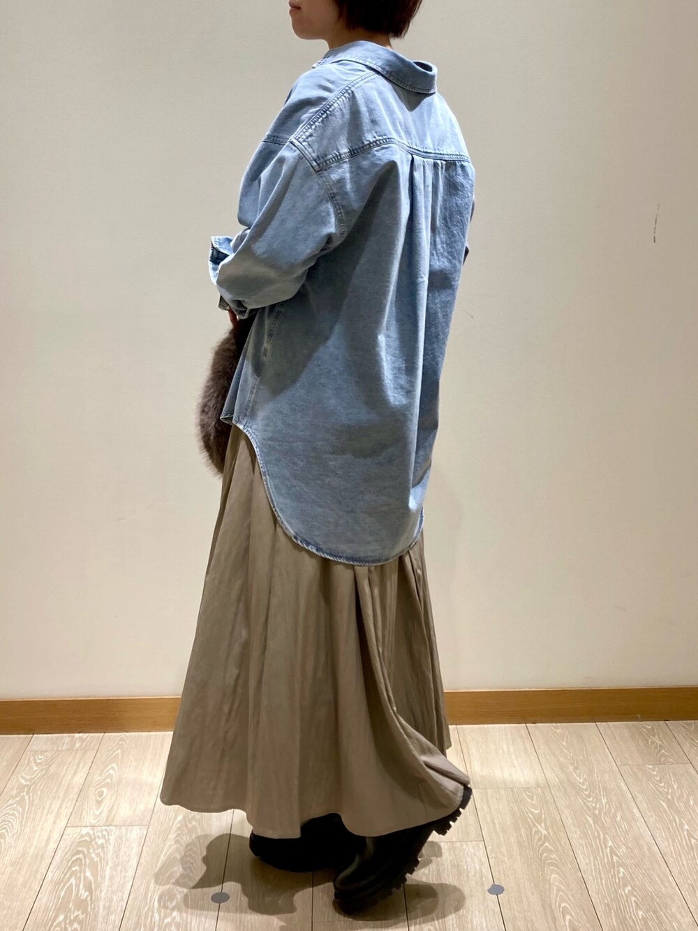 ベージュ系のスカート、ブルー系のシャツ/ブラウス、ブラック系のTシャツ/カットソーを着用したレディースの秋コーディネートの7枚目の写真