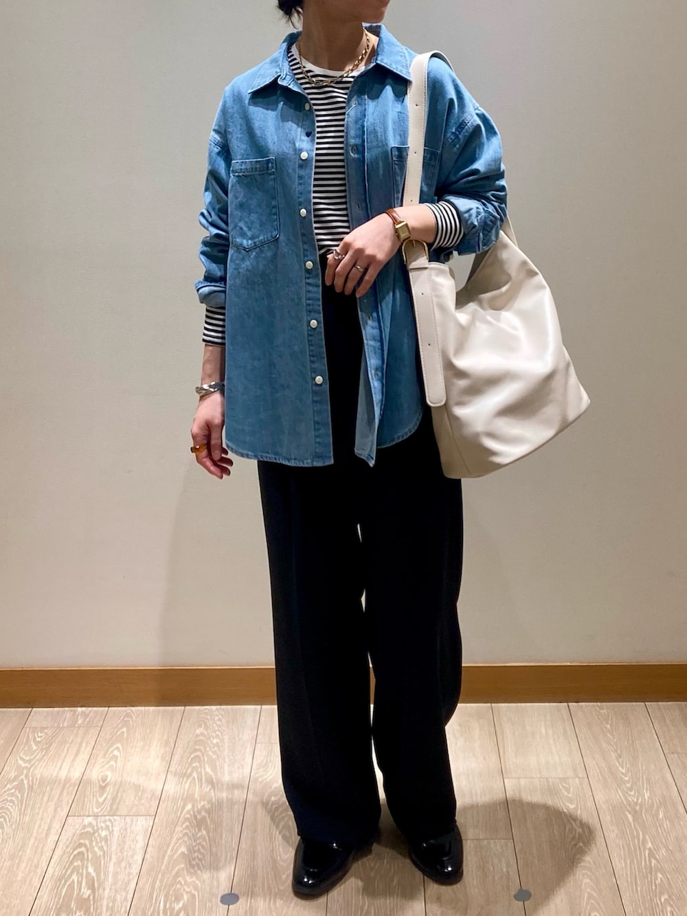 「春コーデ、休日スタイル、春服、お出かけコーデ、オトナ女子、カジュアルスタイル、ママファッション、スラックス、パンツスタイル、ボーダー、ボーダートップス、ロンT、デニム、デニムコーデ、デニムシャツ」｜「fredy emueの【maison vert /メゾンヴェール】アウトポケワンハンドルトートバッグ（ショルダーバッグ、ホワイト系）」を使った、ishiさん（レディース・154cm）の春コーディネートの2枚目の写真