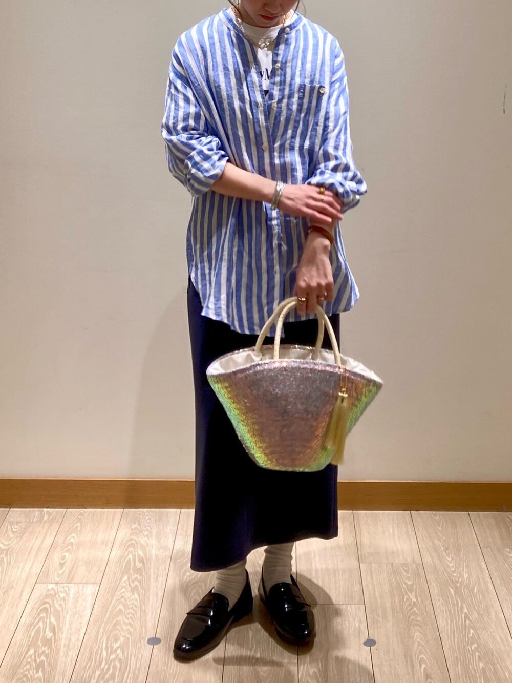 「淡色コーデ、春色、休日スタイル、大人カジュアル、シンプルスタイル、リネン、リネンシャツ、ストライプ、スカート、着回しコーデ、低身長、かごバッグ、ミッキー、Tシャツ、レイヤードスタイル」｜「fredy emueのスパンコールカゴバッグ（かごバッグ、ホワイト系）」を使った、ishiさん（レディース・154cm）の春コーディネートの2枚目の写真