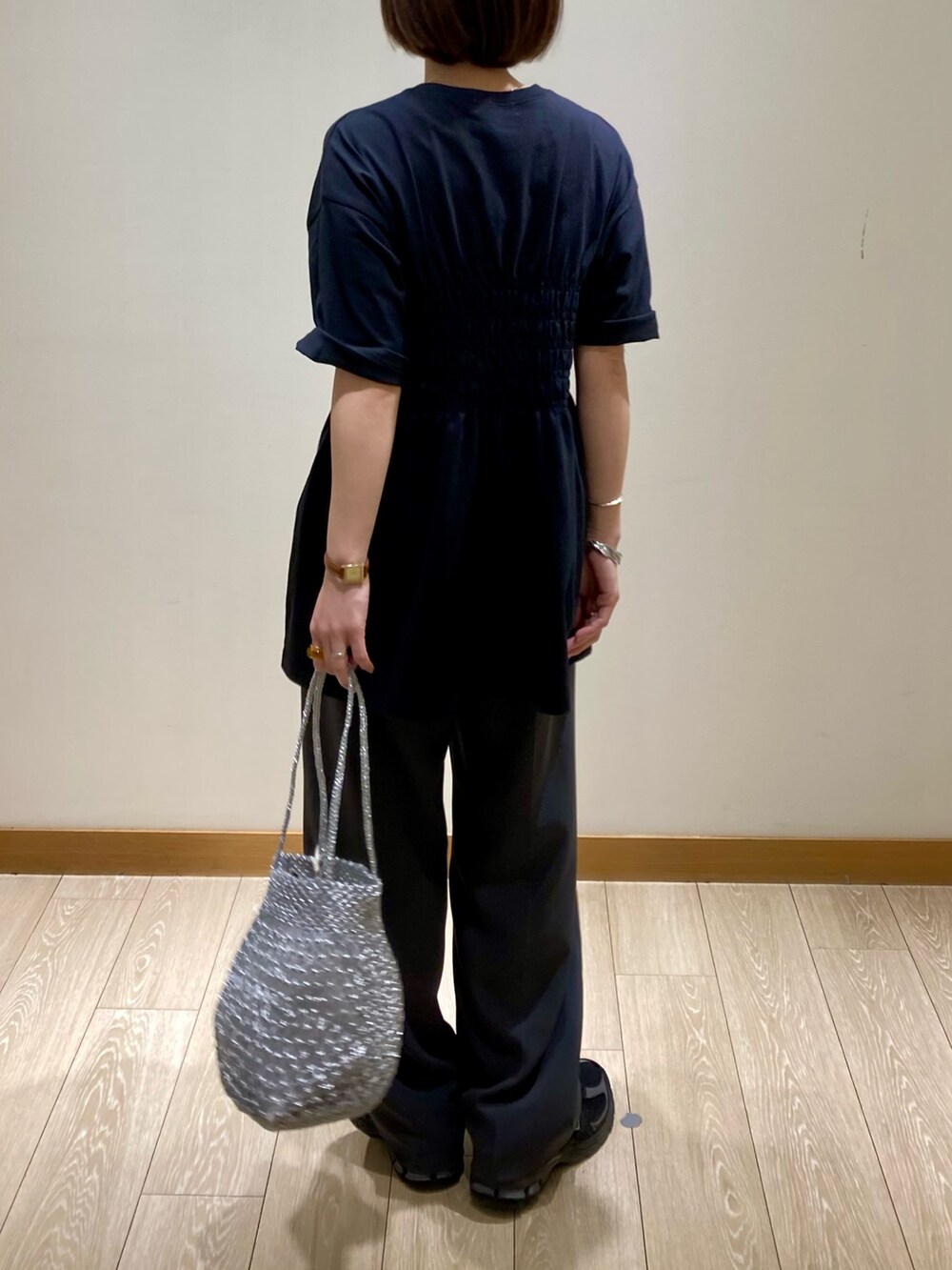 「ワイドパンツ、春夏コーデ、シンプルコーデ、休日スタイル、スニーカー、お出かけコーデ、低身長コーデ、シンプルスタイル、春服コーデ、カジュアルスタイル、スラックス、パンツスタイル、Tシャツ、ブラック、かごバッグ」｜「fredy emueのシャーリングロゴTシャツ（Tシャツ/カットソー、ブラック系）」を使った、ishiさん（レディース・154cm）の春コーディネートの5枚目の写真