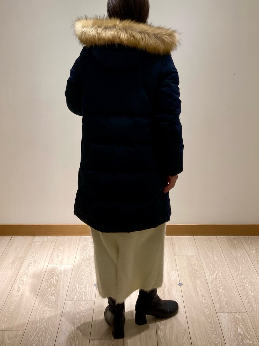 ブルー系のダウンジャケット/コート、ホワイト系のスカート、グレー系のスウェットを着用したレディースの冬コーディネートの4枚目の写真