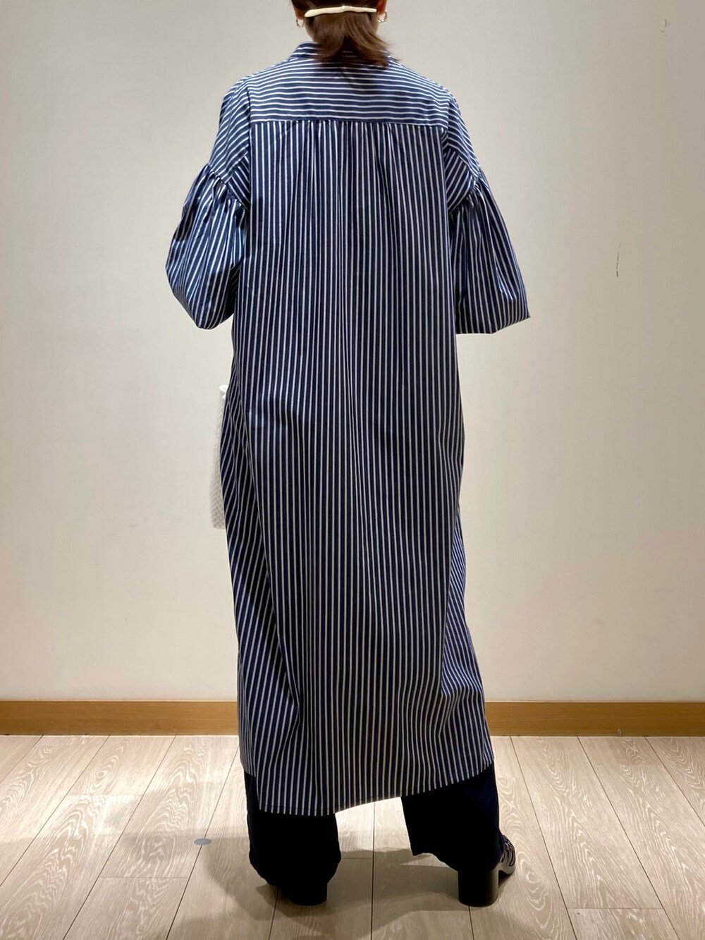 「お出かけコーデ、レイヤードスタイル、春夏コーデ、ワンピース、休日スタイル、シンプルコーデ、低身長コーデ、パンツスタイル、麻、リネン、着回しコーデ、メルカドバッグ、GEVACO、シャツワンピ、ロングワンピース」｜「GEVACOの【GEVACO/ゲバコ】タイプライターバンドカラーシャツワンピース（シャツワンピース、ブルー系）」を使った、ishiさん（レディース・154cm）の春コーディネートの4枚目の写真