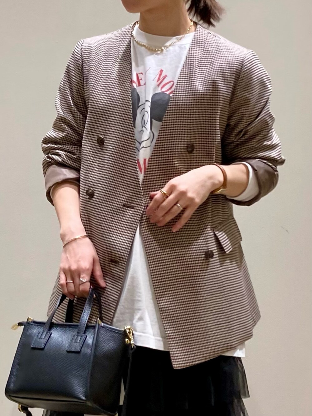 ブラック系のトートバッグ、ブラック系のスカート、グリーン系のバレエシューズを着用したレディースの春コーディネートの9枚目の写真