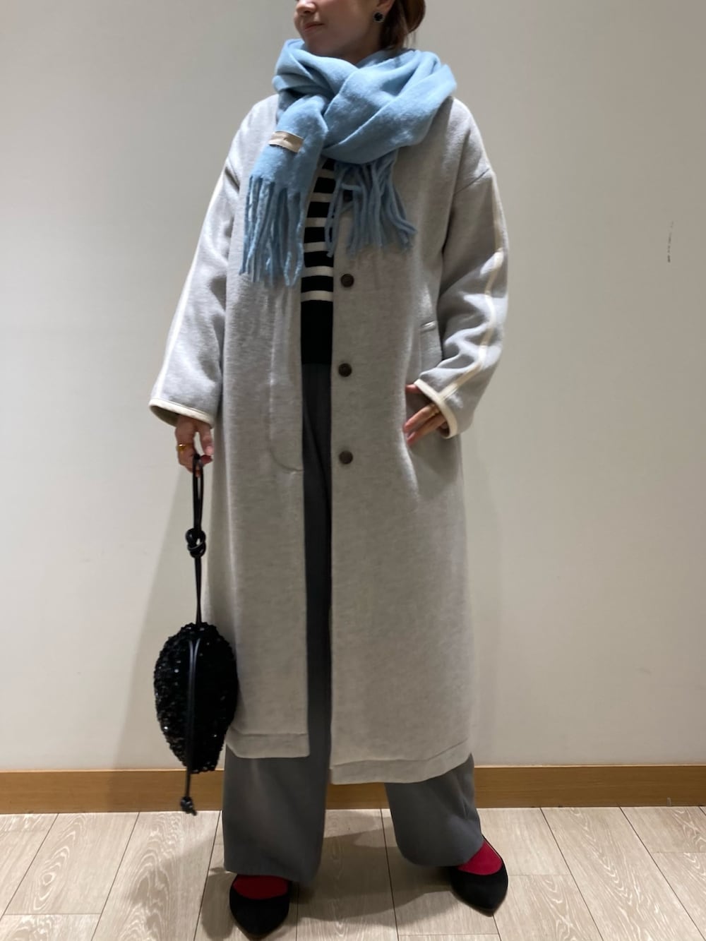 ブラック系のショルダーバッグ、ブラック系のニット/セーター、グレー系のその他パンツを着用したレディースの冬コーディネートの3枚目の写真