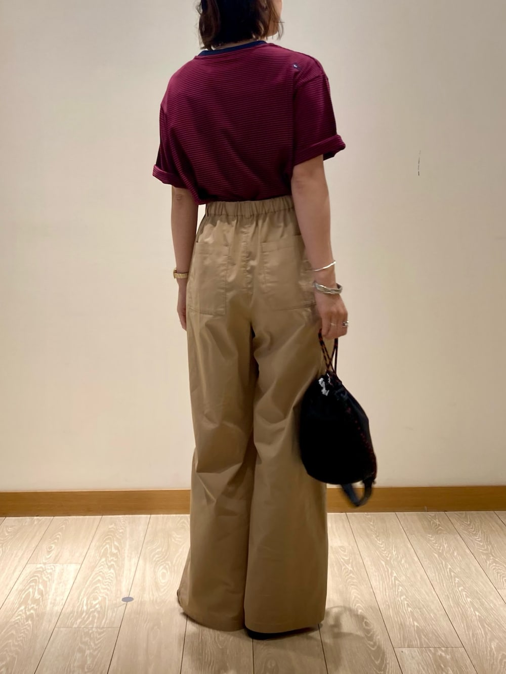 「カラーコーデ、テーマパークコーデ、シンプルコーデ、夏コーデ、お出かけコーデ、ボーダー、夏、ラクチンコーデ、ユニセックス、Tシャツ、ママコーデ、パンツスタイル、ベージュ、ベージュパンツ、MEI」｜「MEIの【MEI/メイ】イージードロストキンチャクショルダーバッグ（ショルダーバッグ、ブラック系）」を使った、ishiさん（レディース・154cm）の夏コーディネートの5枚目の写真
