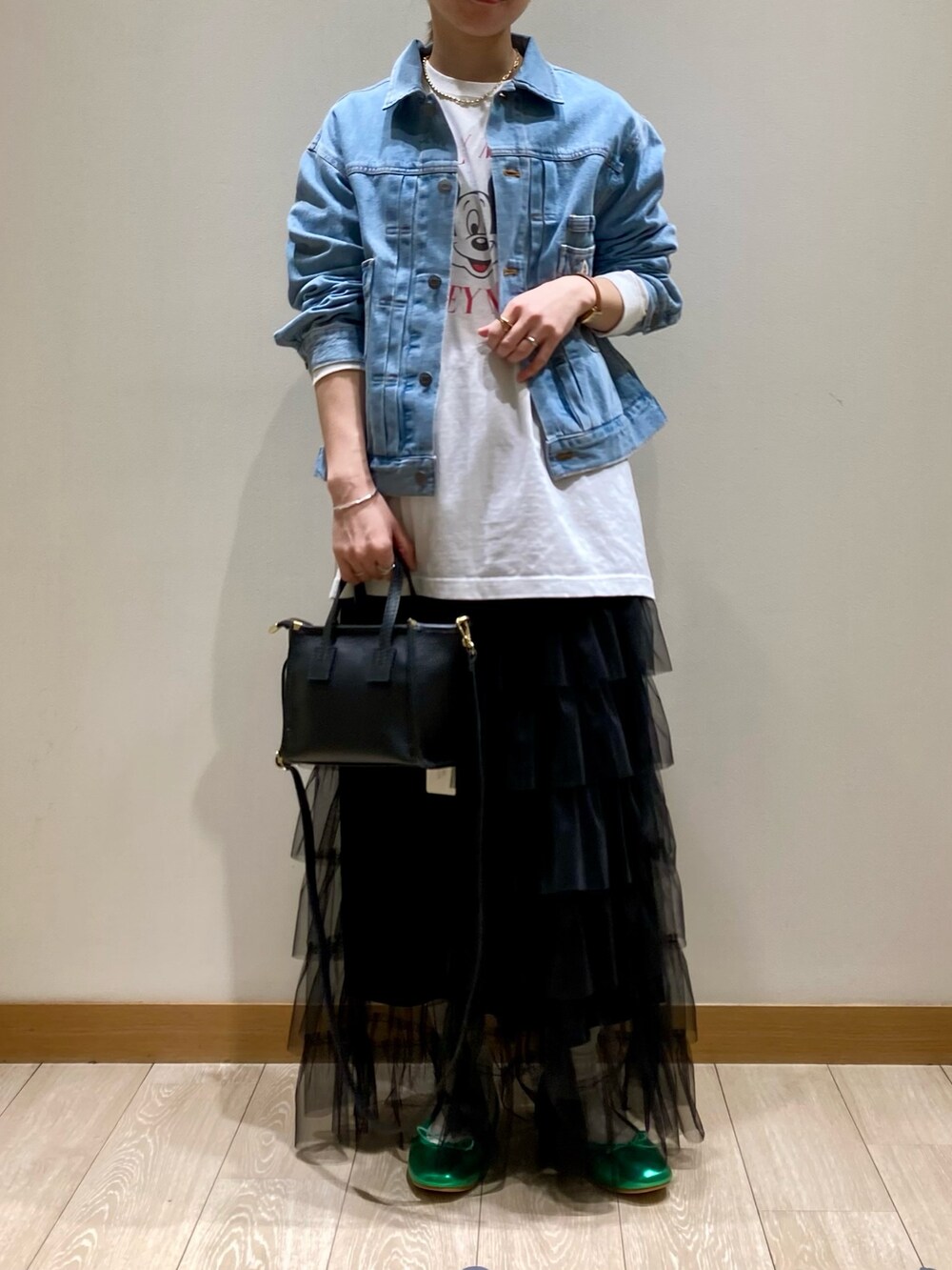 「春コーデ、春服みてみて、レイヤードスタイル、お出かけコーデ、ジャケットスタイル、デニム、春アウター、オトナカジュアル、春、デニムジャケット、ミッキー、GEVACO、チュールスカート、ユニセックス、スカート」｜「fredy emueのチュールティアードスカート（スカート、ブラック系）」を使った、ishiさん（レディース・154cm）の春コーディネートの7枚目の写真